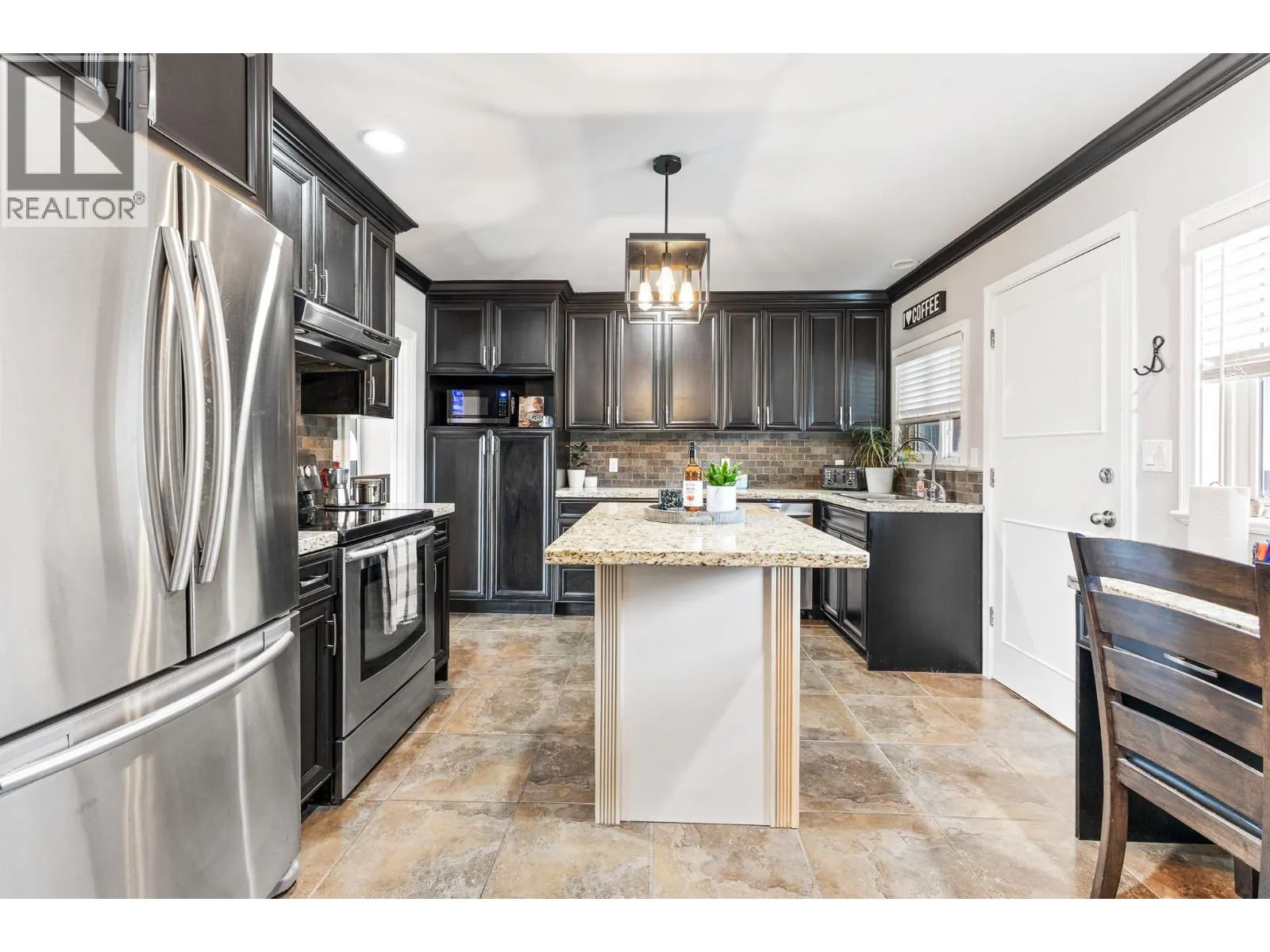605 LAURENTIAN CRESCENT