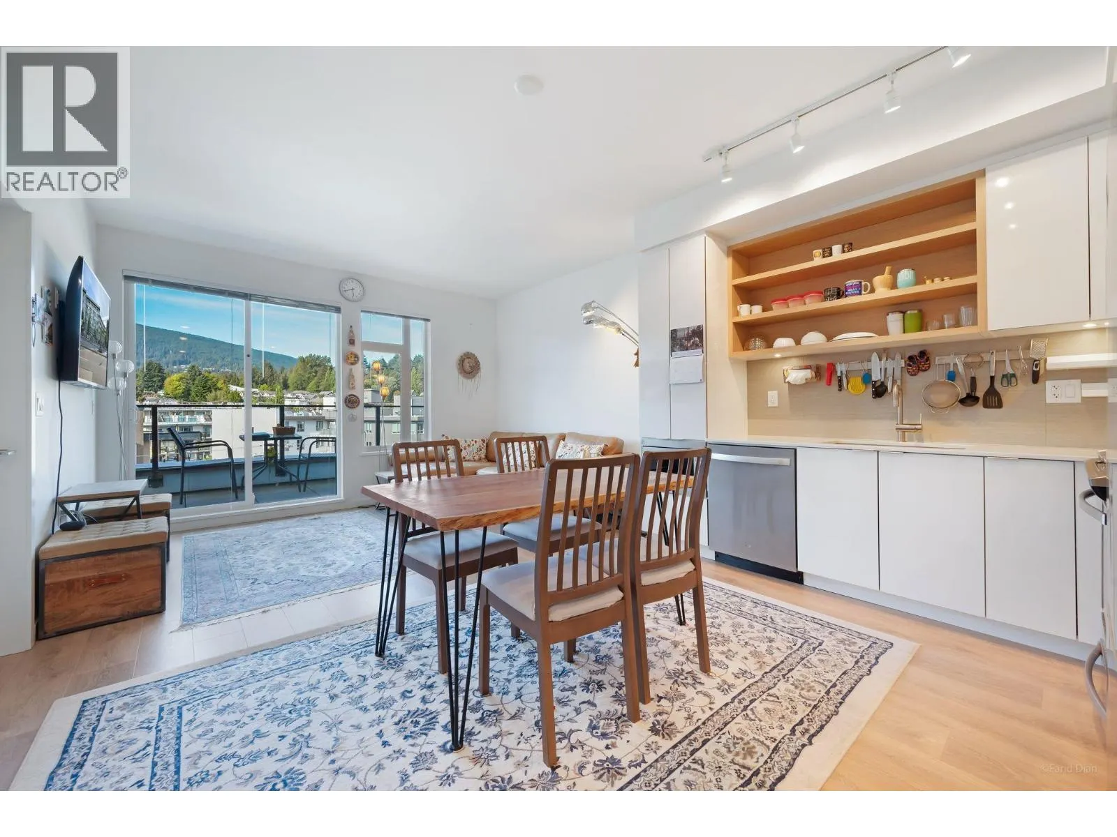 520 725 MARINE DRIVE