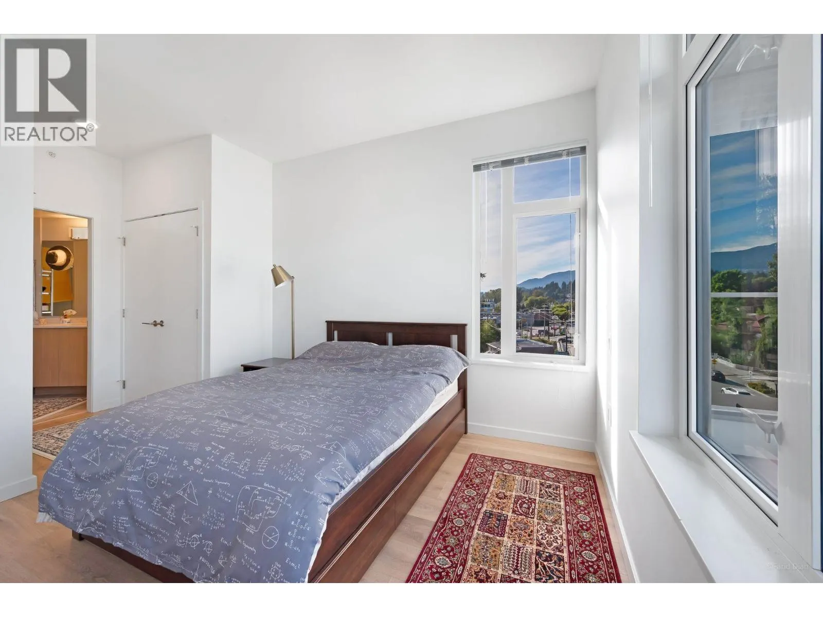 520 725 MARINE DRIVE