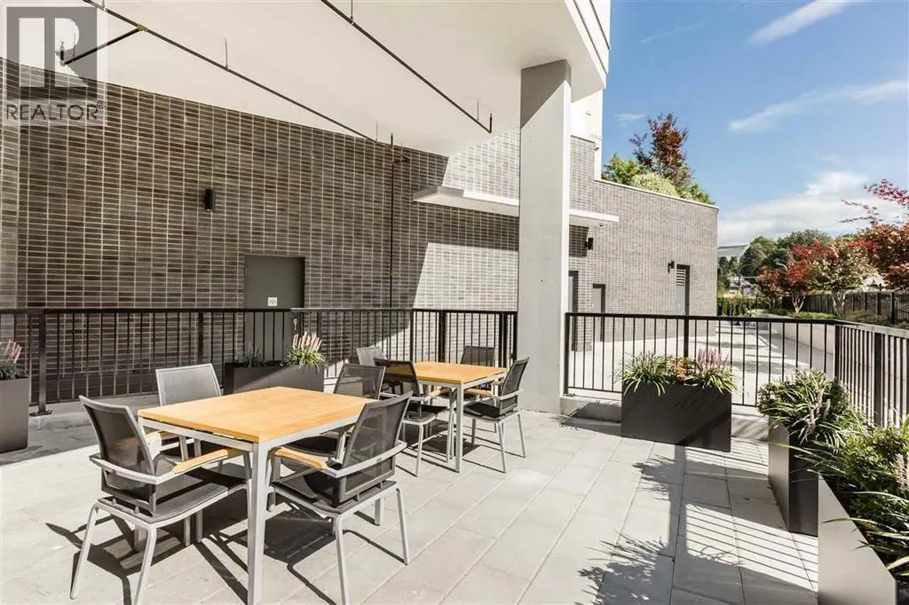 520 725 MARINE DRIVE