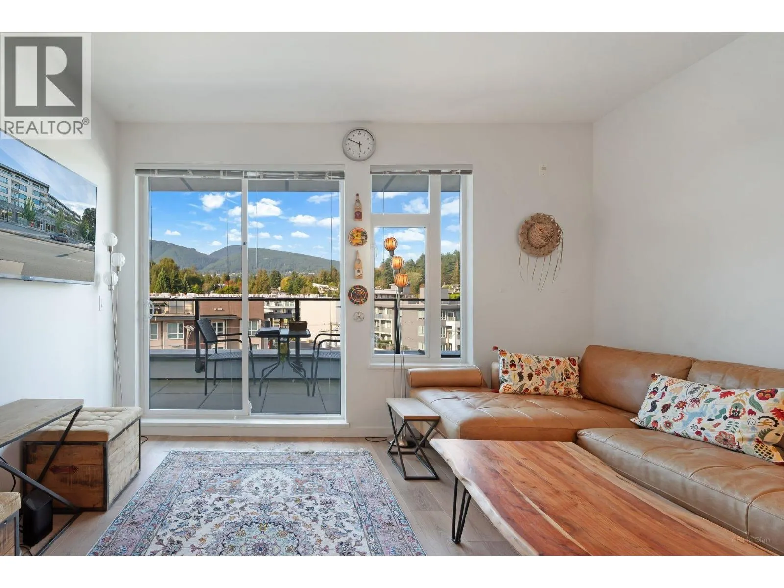 520 725 MARINE DRIVE