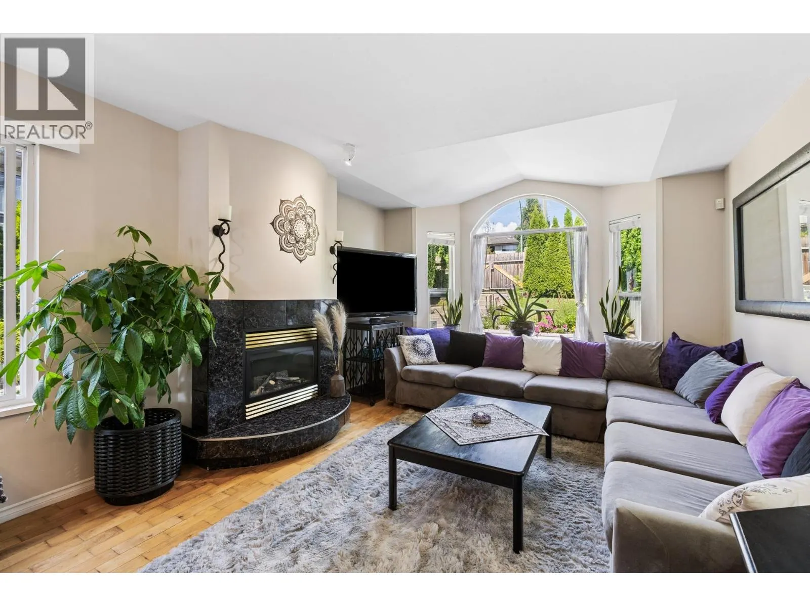 407 E 1ST STREET