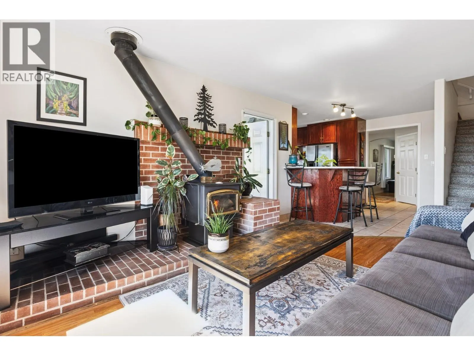 407 E 1ST STREET