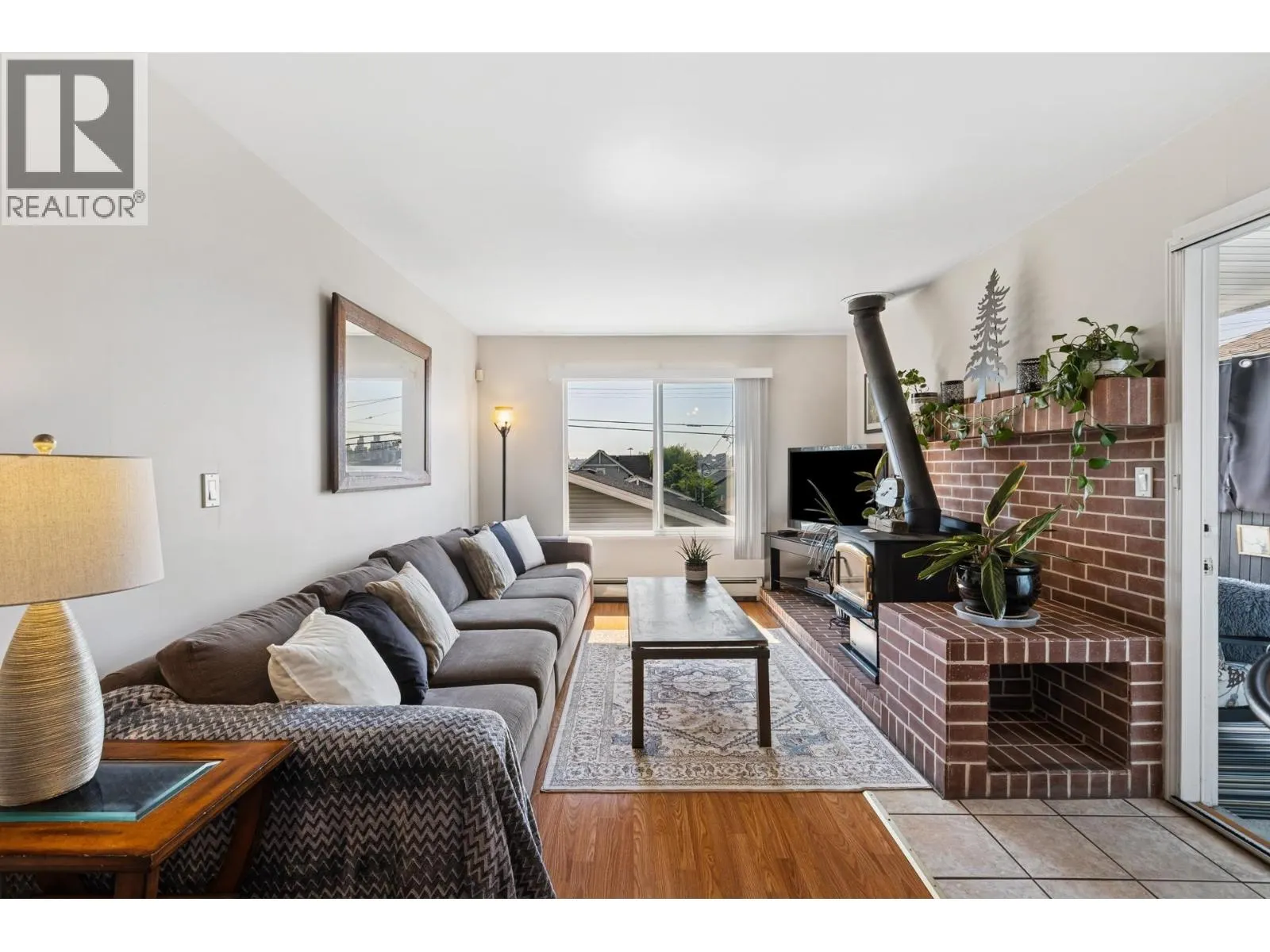 407 E 1ST STREET