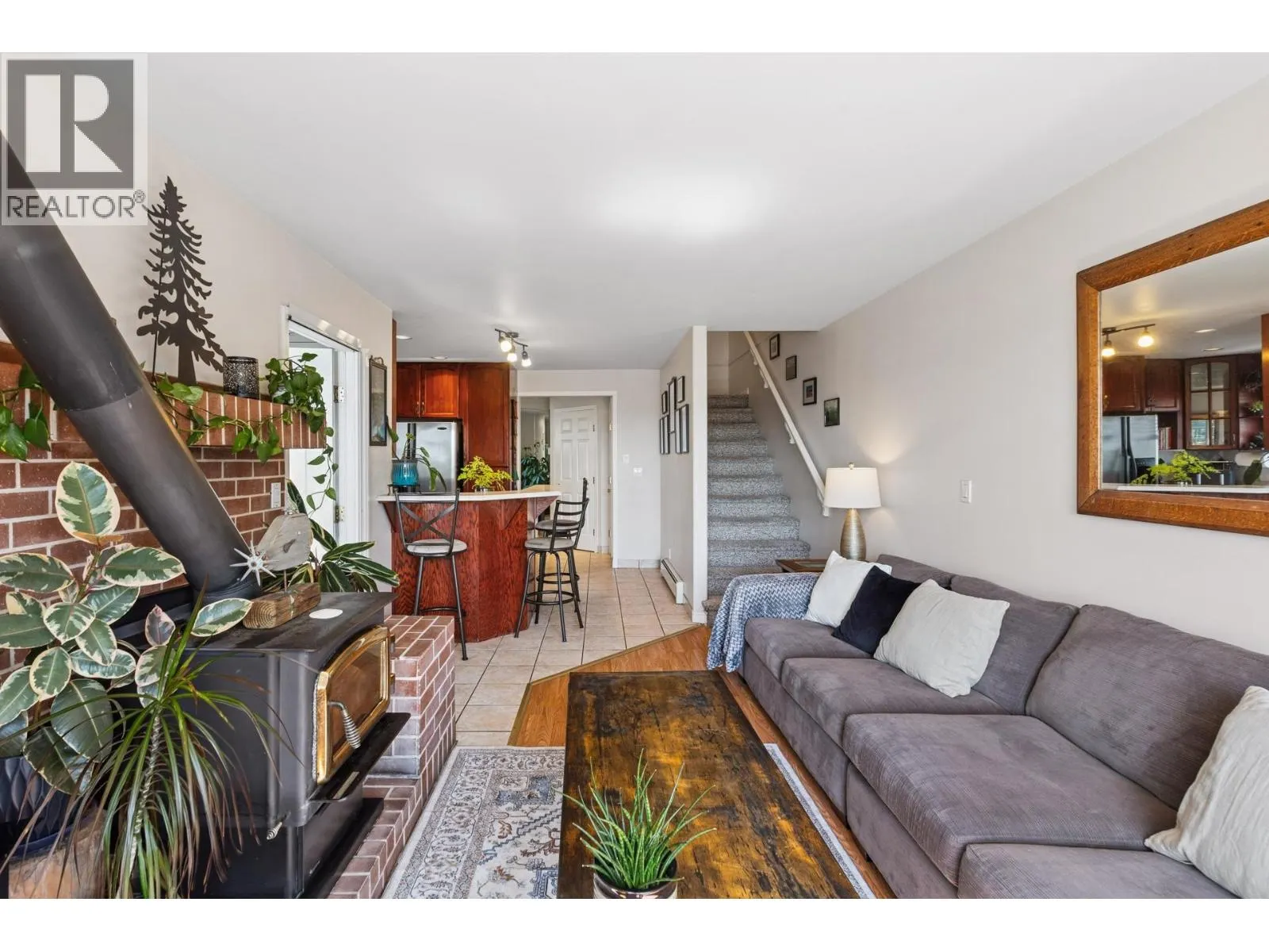 407 E 1ST STREET