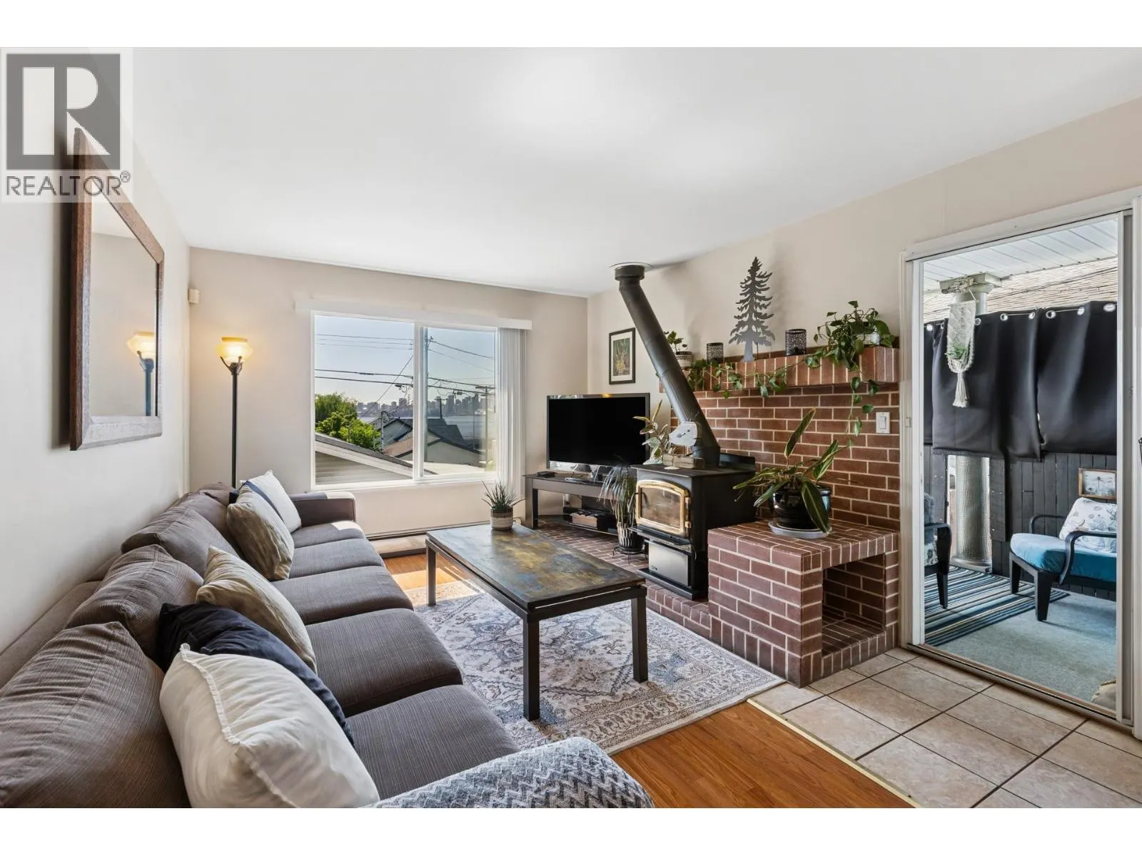 407 E 1ST STREET