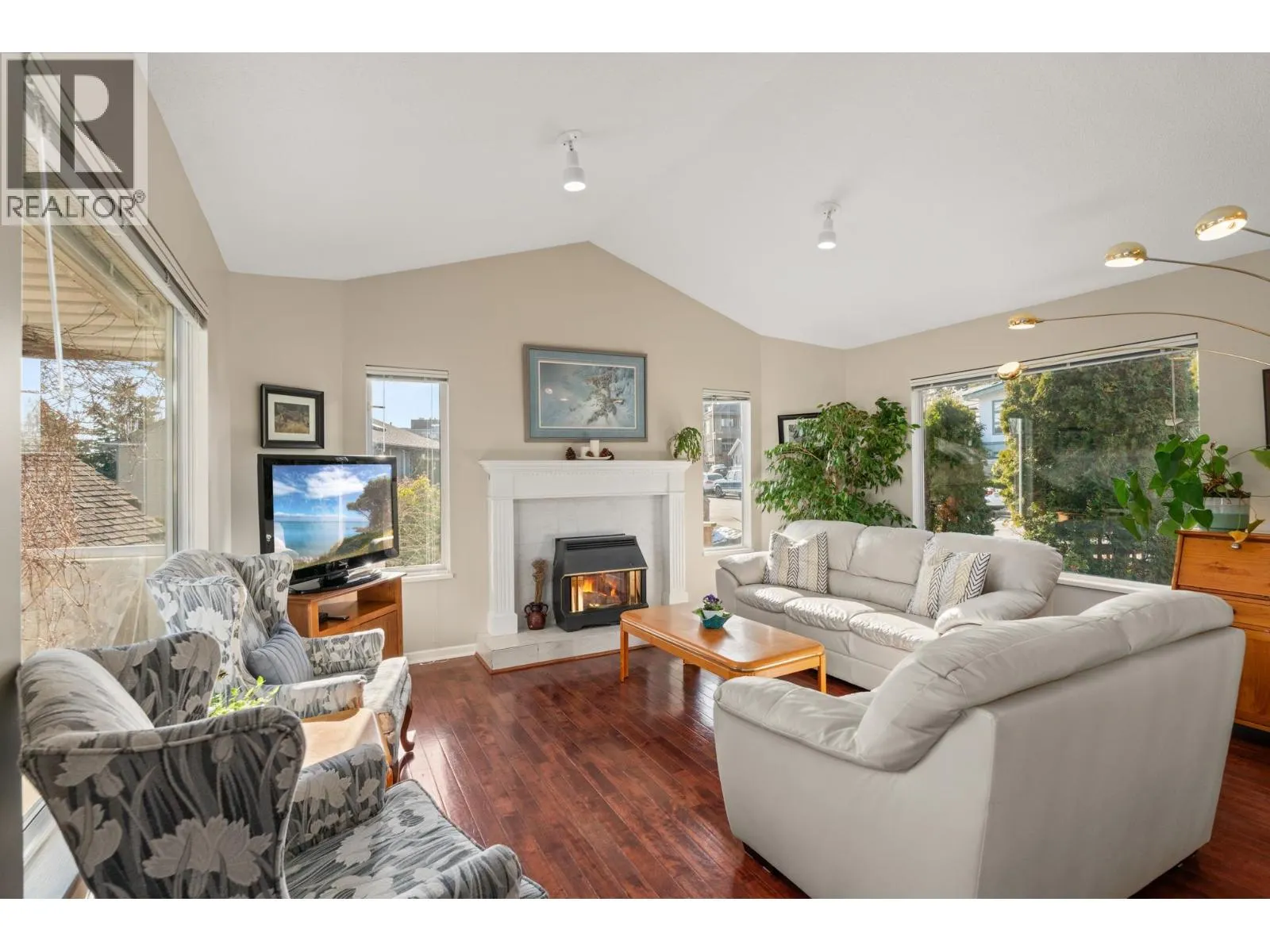 1480 VIEW CRESCENT