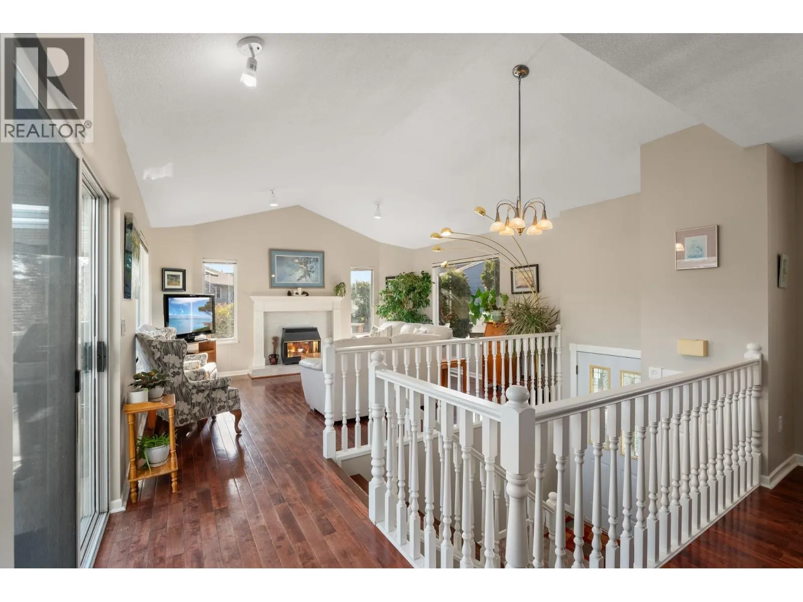 1480 VIEW CRESCENT