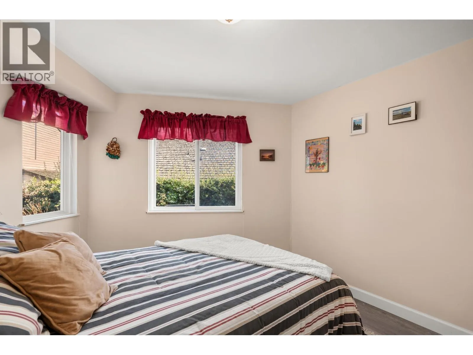 1480 VIEW CRESCENT