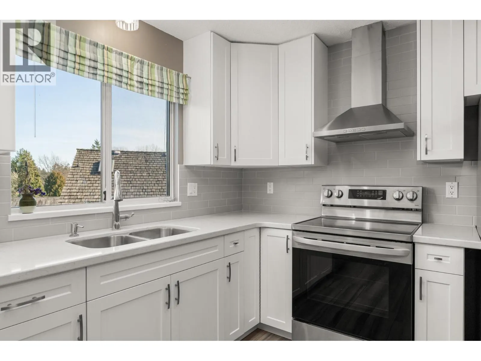 1480 VIEW CRESCENT