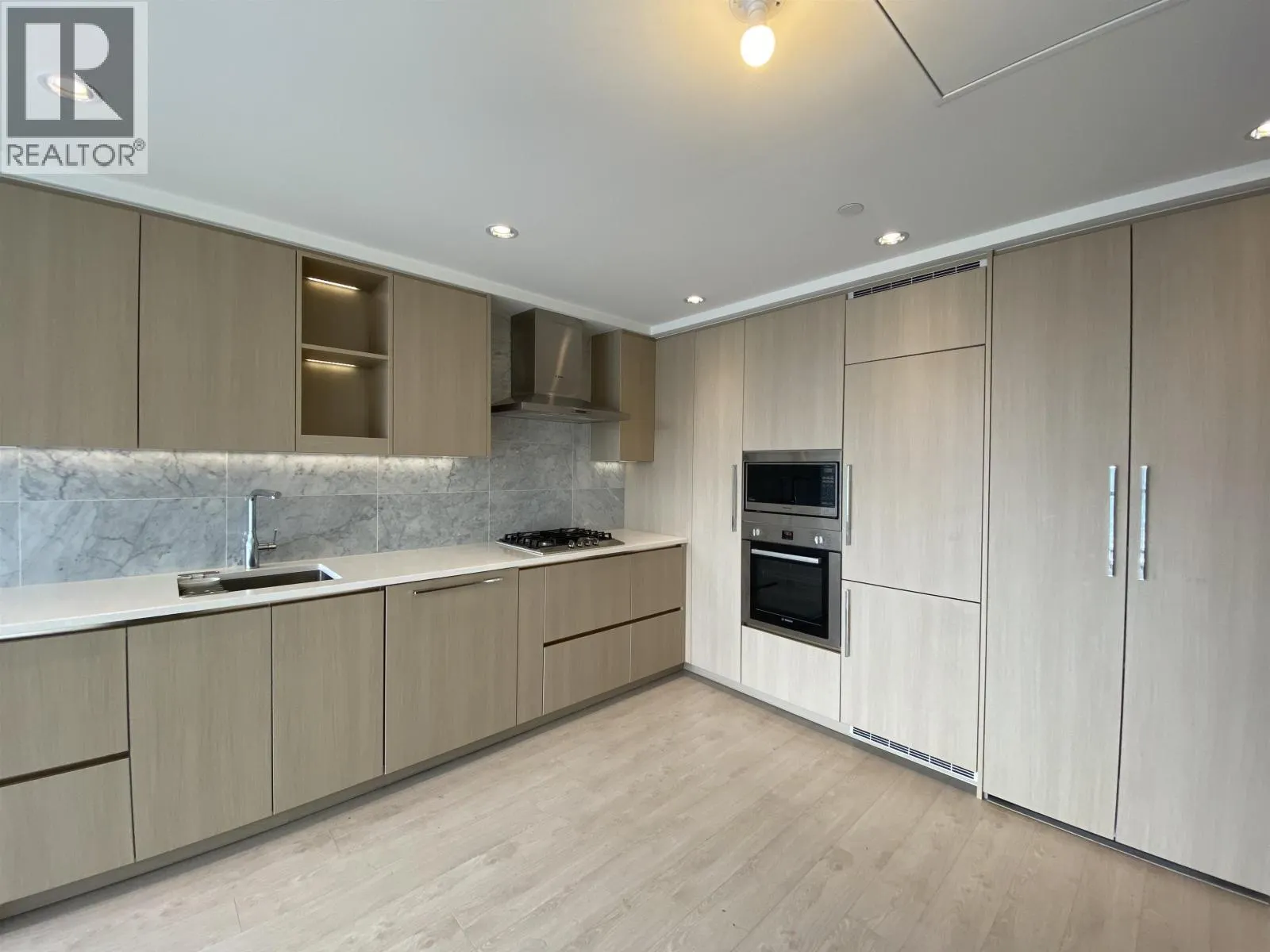 1612 4720 LOUGHEED HIGHWAY