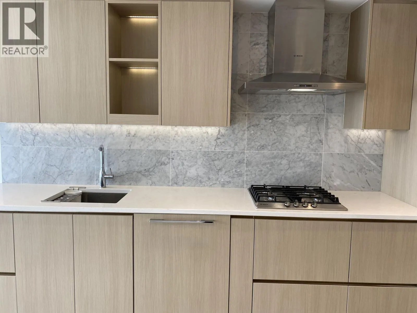 1612 4720 LOUGHEED HIGHWAY