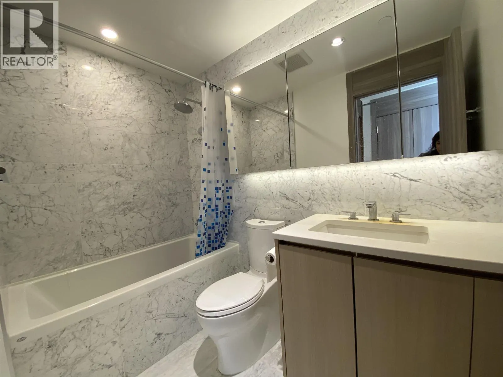 1612 4720 LOUGHEED HIGHWAY