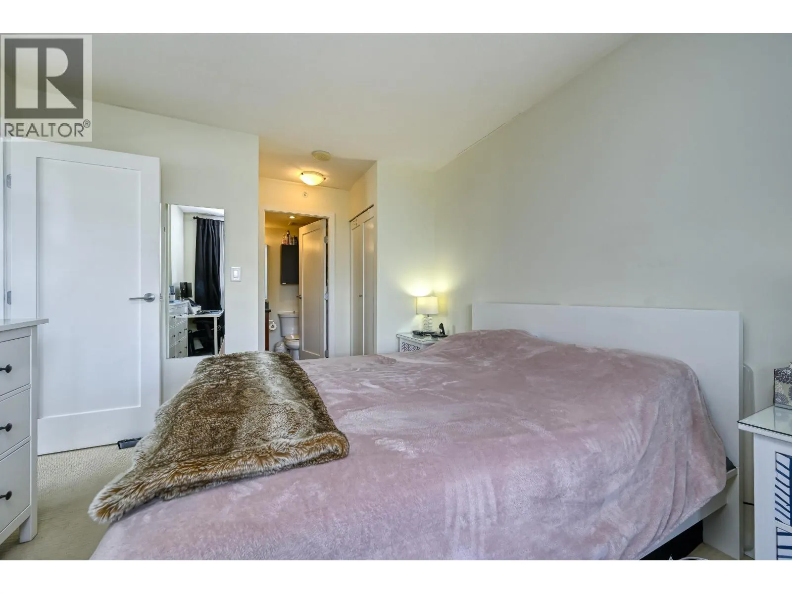 1307 1 RENAISSANCE SQUARE