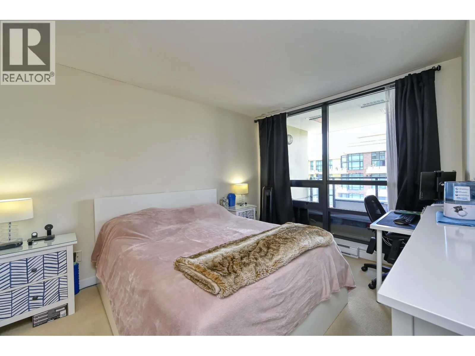 1307 1 RENAISSANCE SQUARE