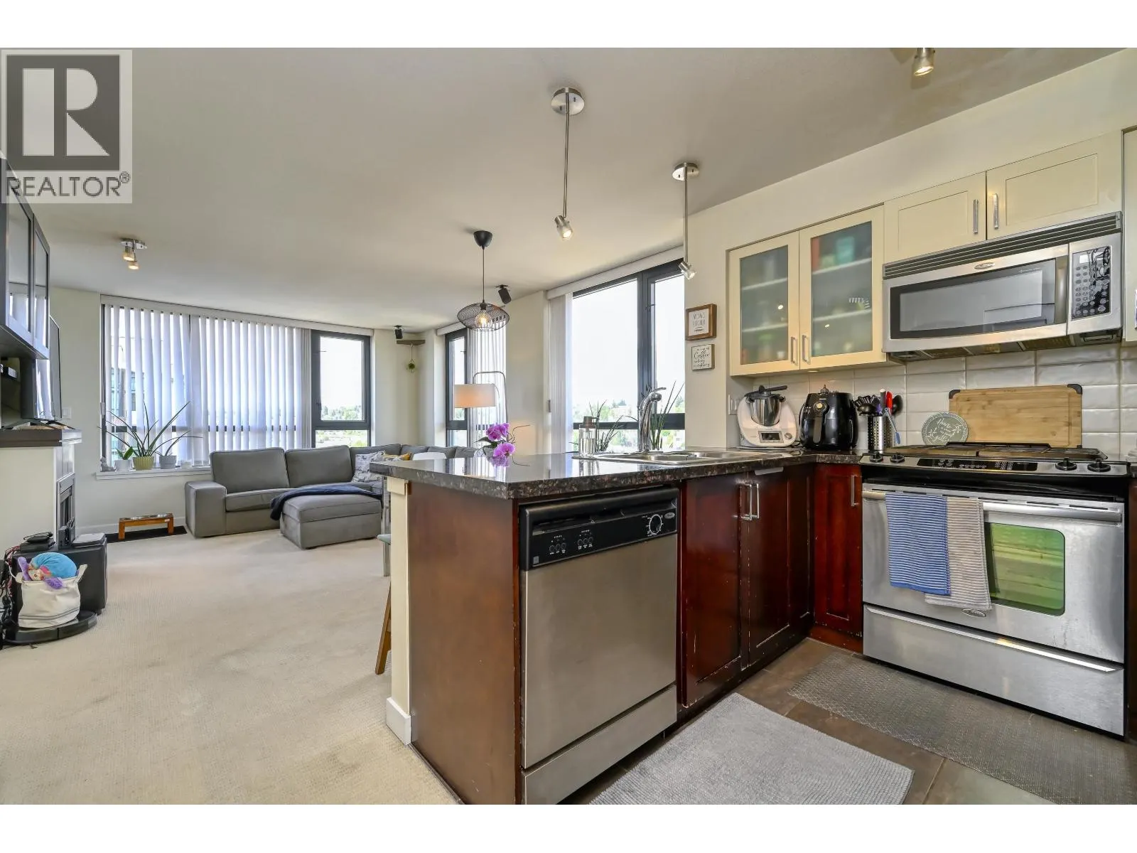 1307 1 RENAISSANCE SQUARE