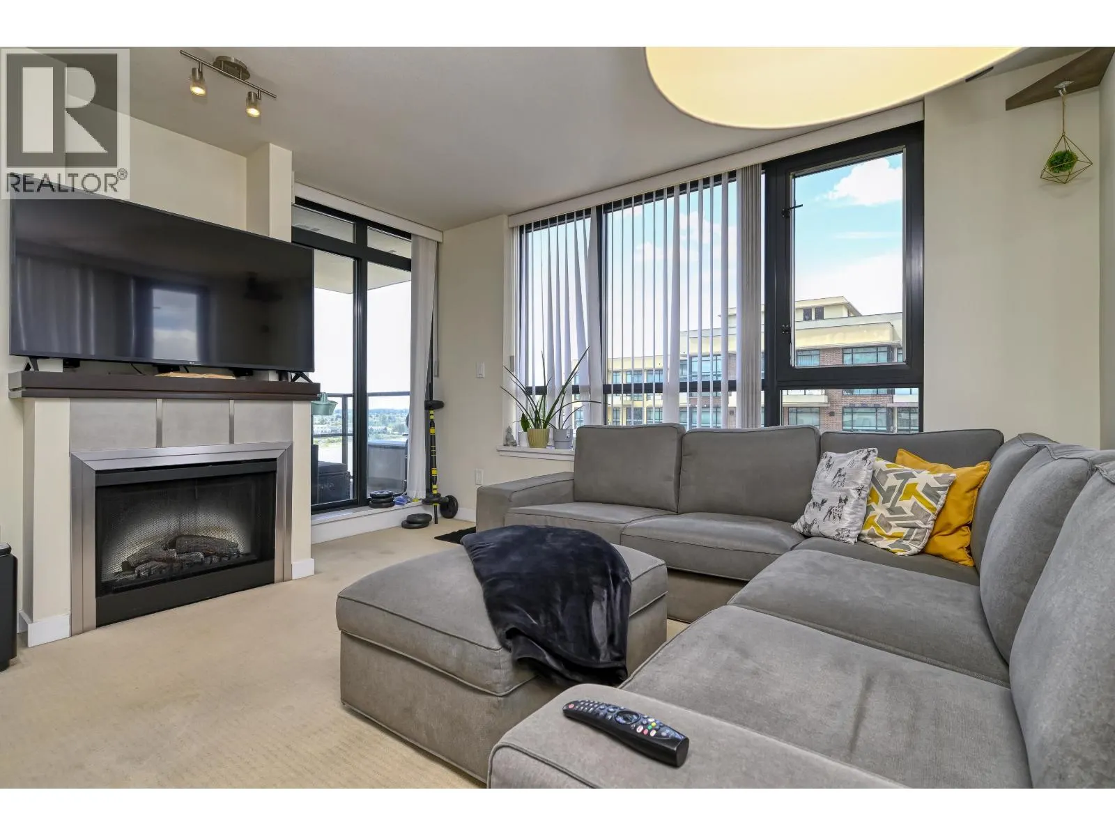 1307 1 RENAISSANCE SQUARE