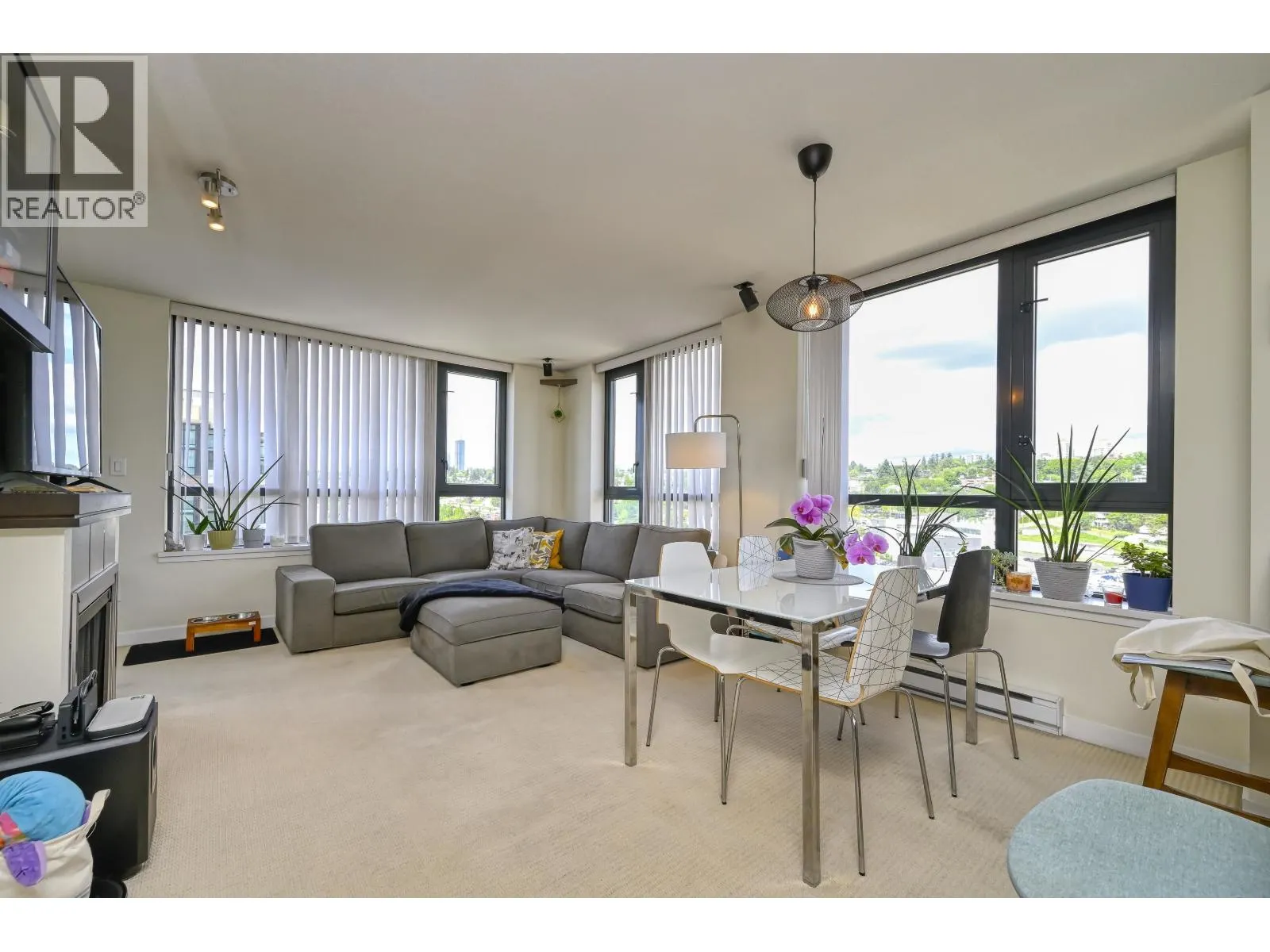 1307 1 RENAISSANCE SQUARE