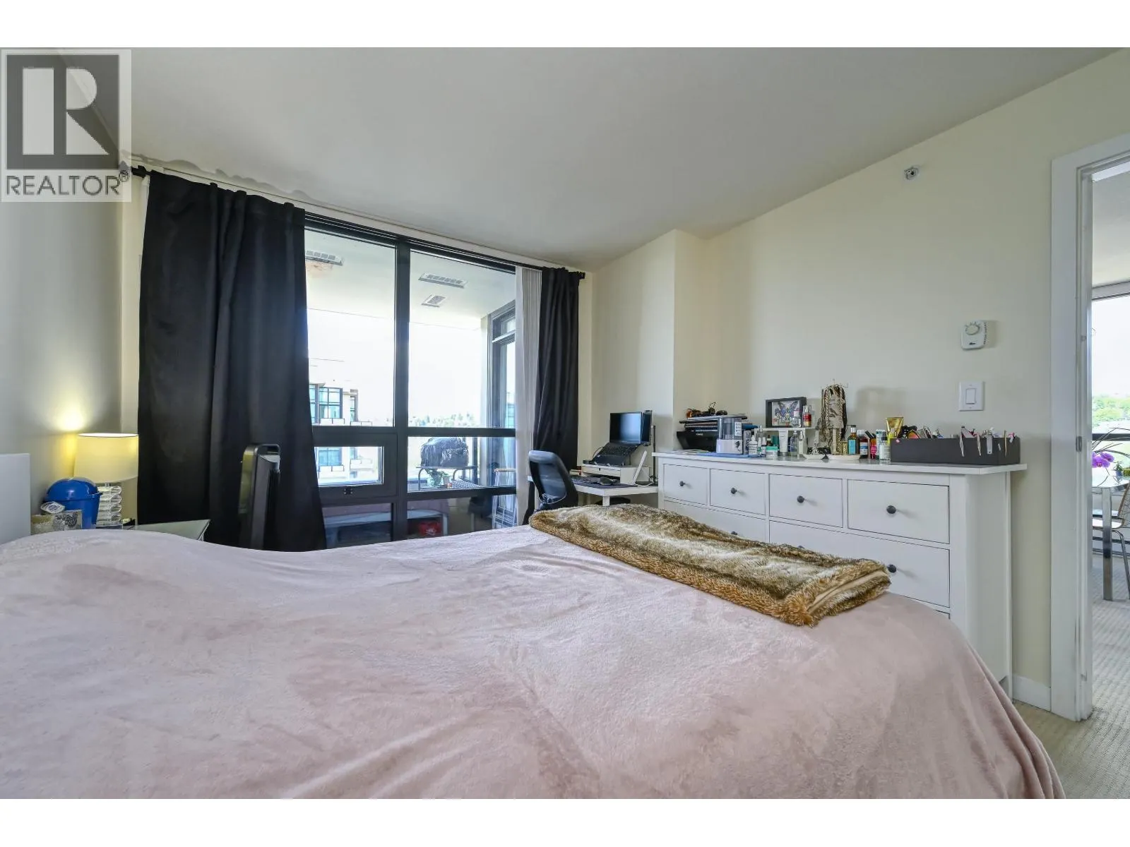 1307 1 RENAISSANCE SQUARE
