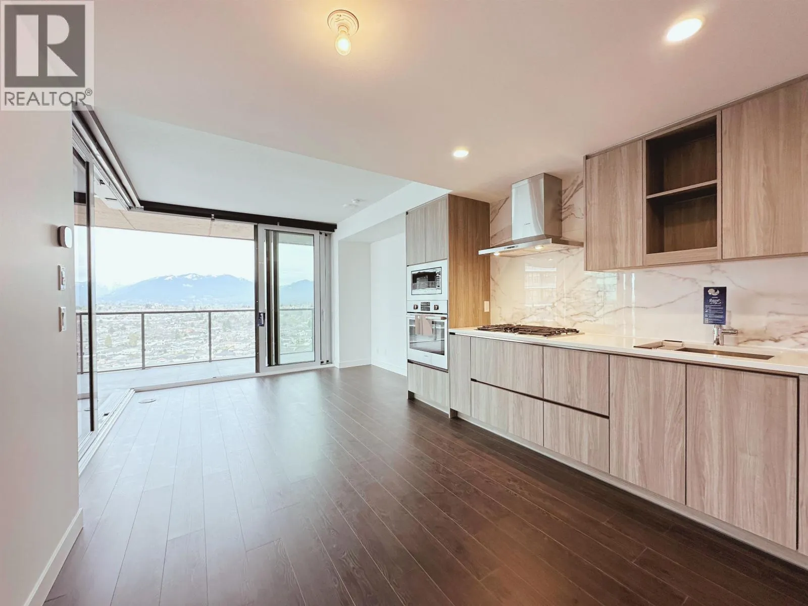 2804 4890 LOUGHEED HIGHWAY