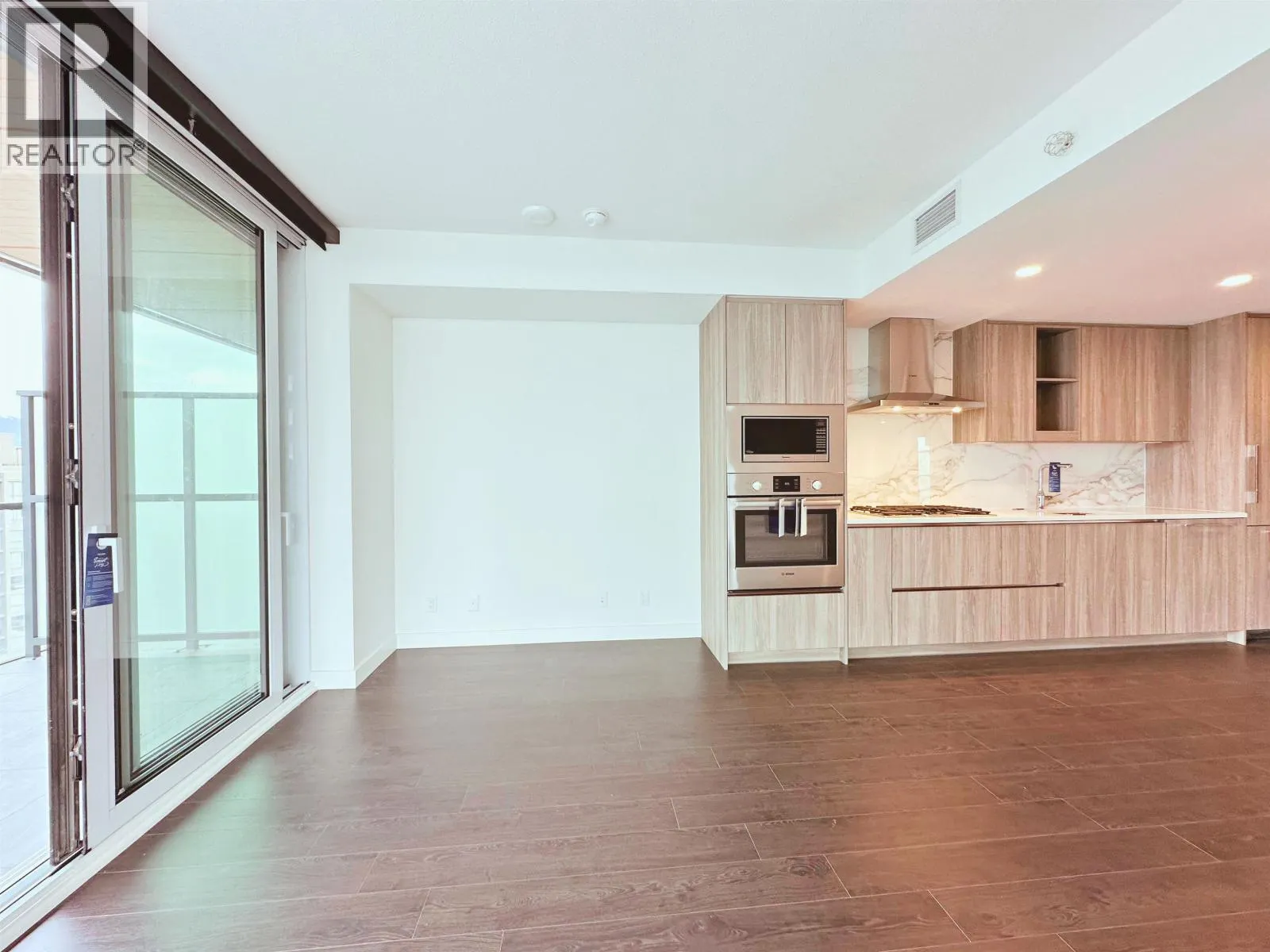 2804 4890 LOUGHEED HIGHWAY