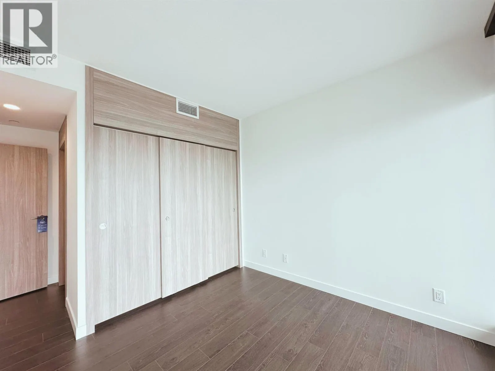 2804 4890 LOUGHEED HIGHWAY