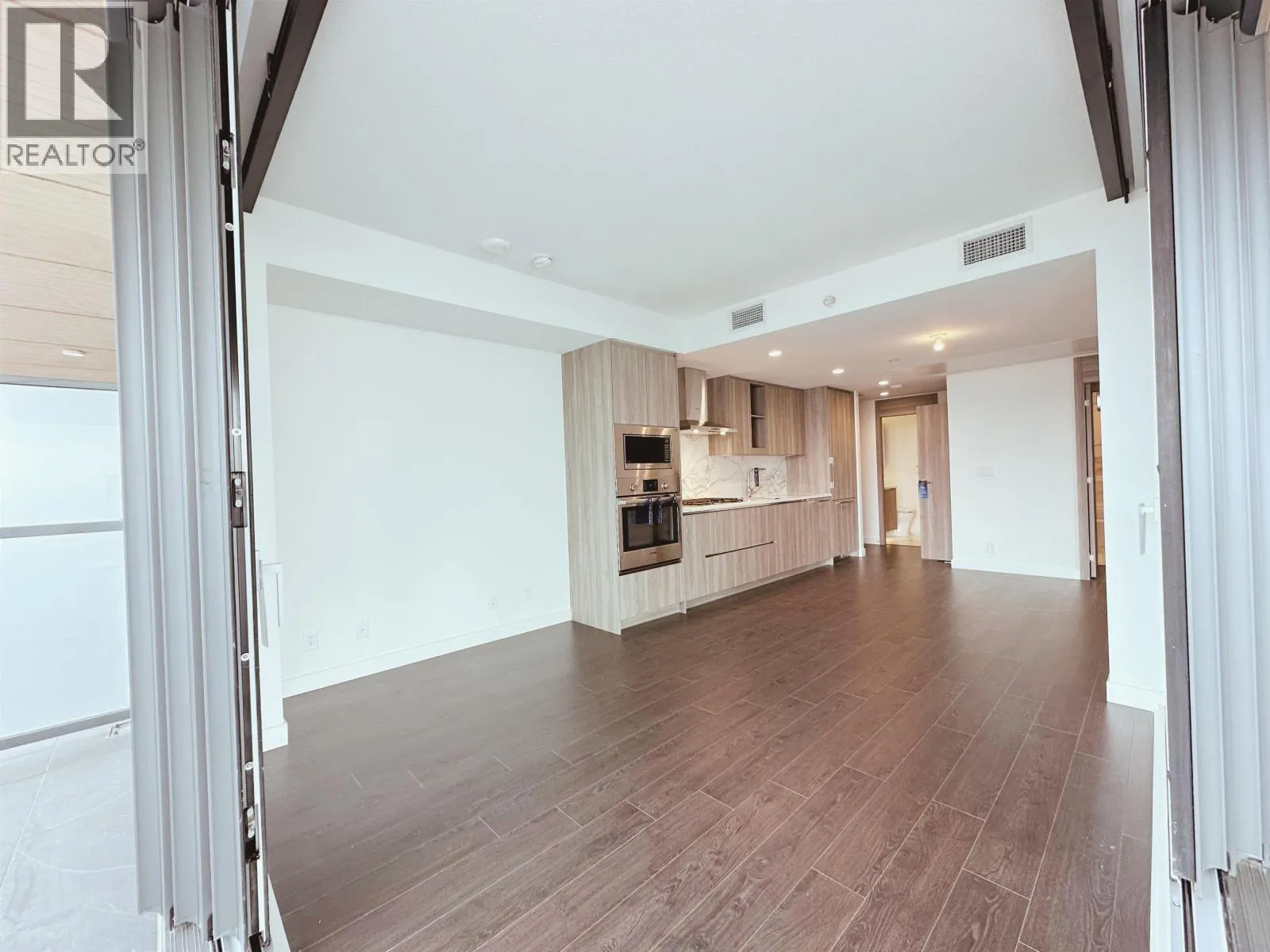 2804 4890 LOUGHEED HIGHWAY