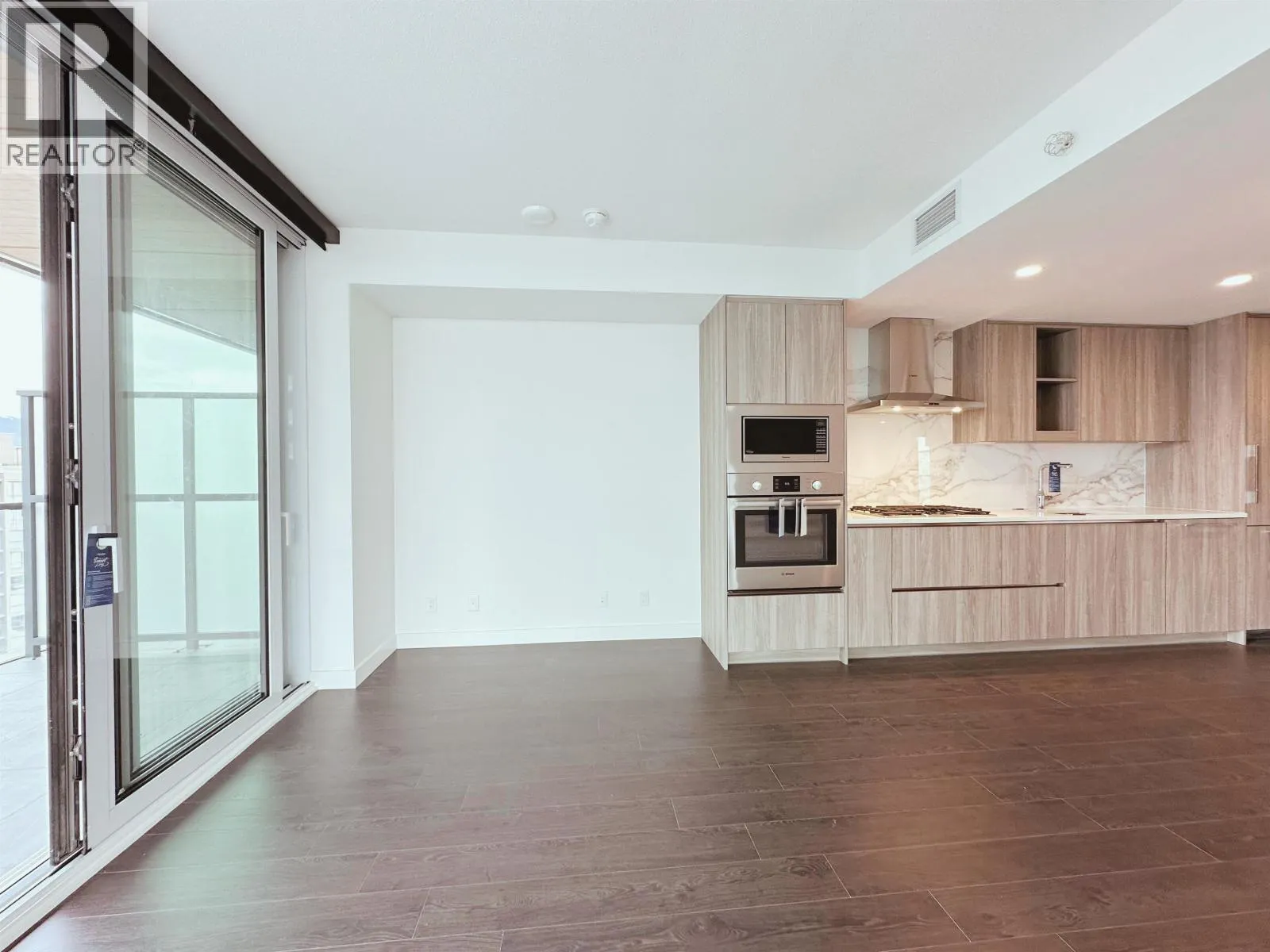 2804 4890 LOUGHEED HIGHWAY