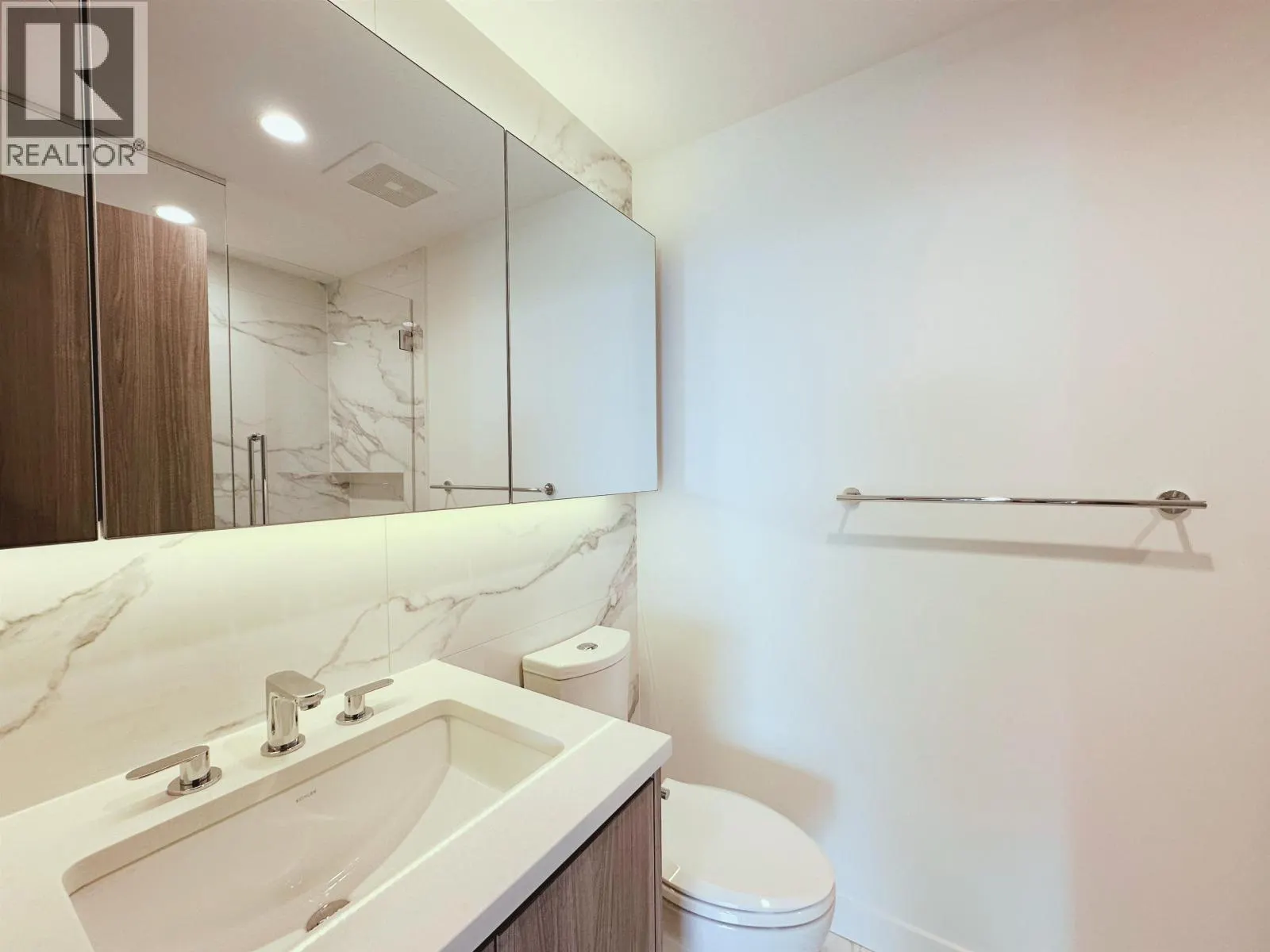 2804 4890 LOUGHEED HIGHWAY