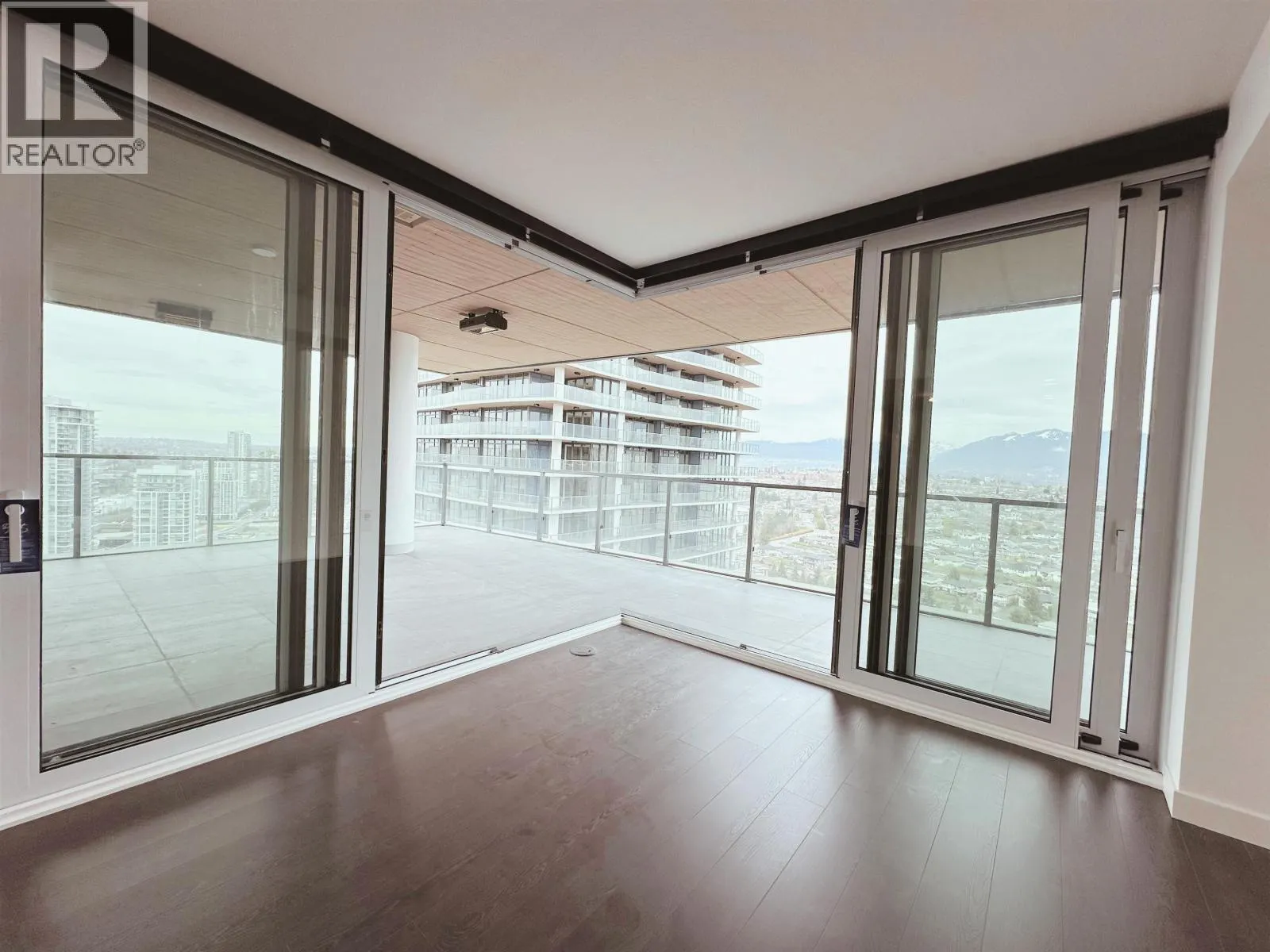 2804 4890 LOUGHEED HIGHWAY