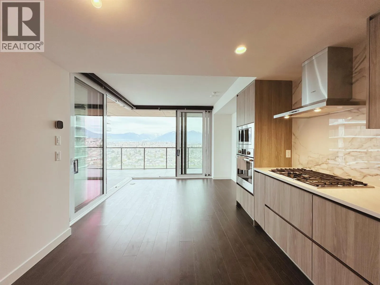 2804 4890 LOUGHEED HIGHWAY