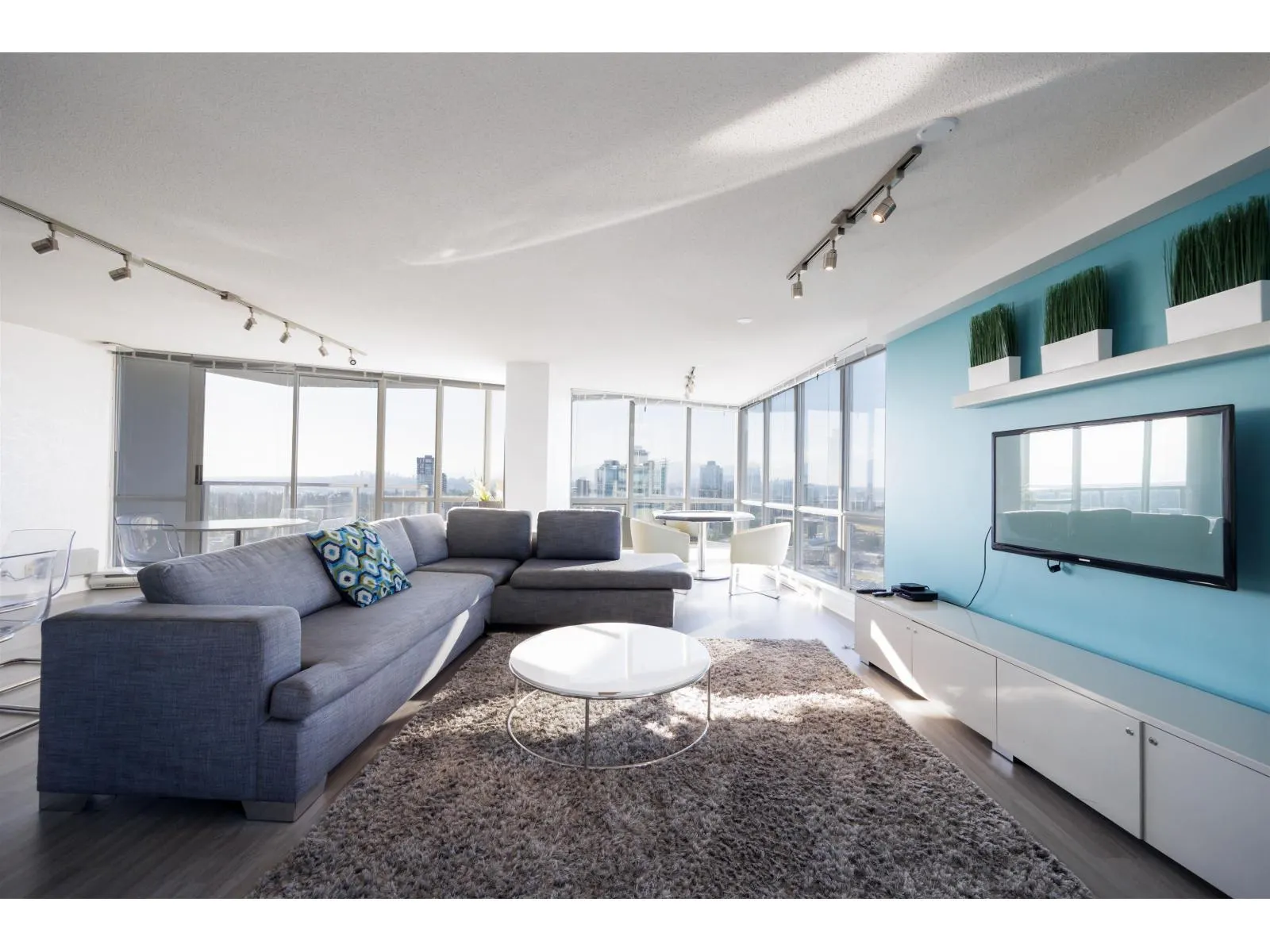 2207 13618 100 AVENUE
