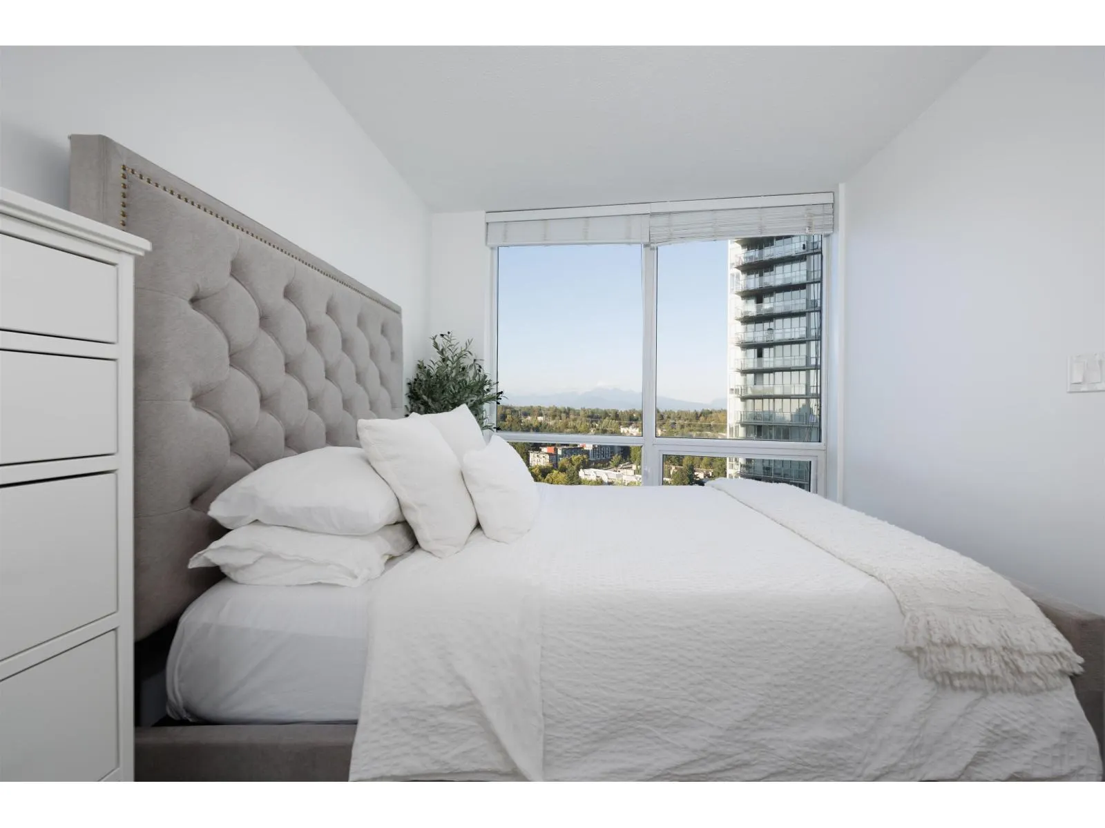 2207 13618 100 AVENUE