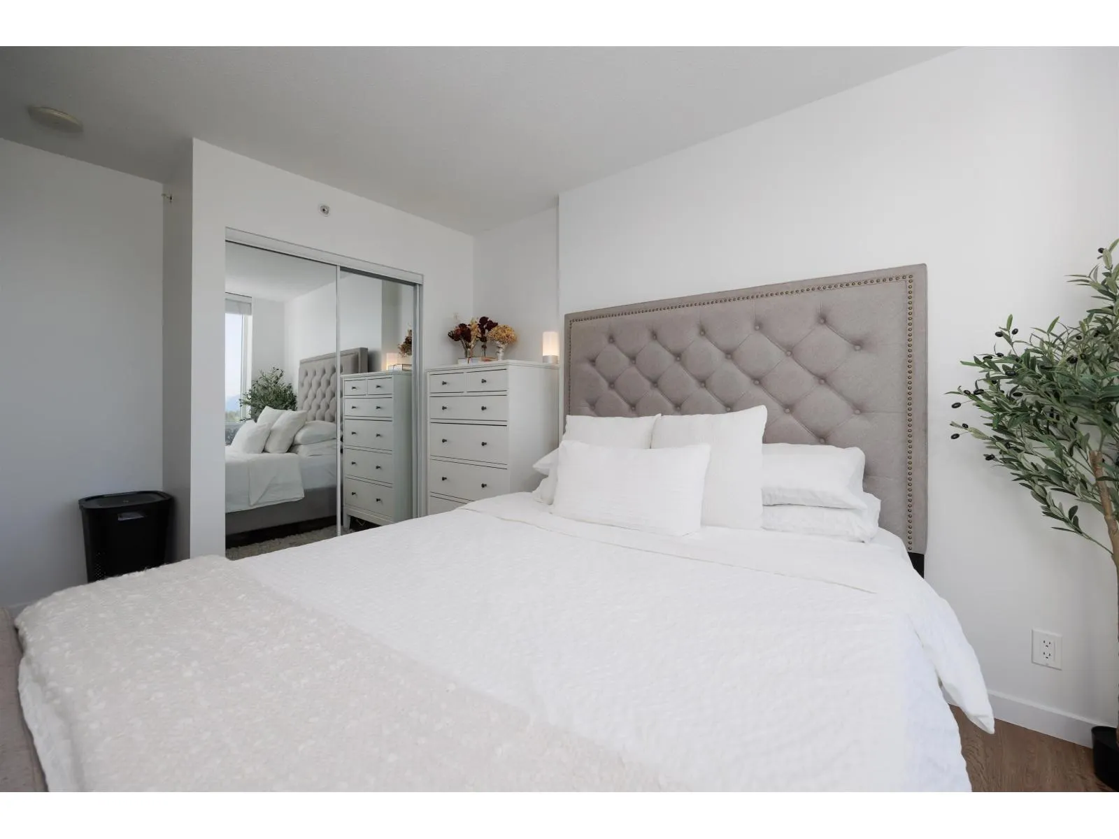 2207 13618 100 AVENUE