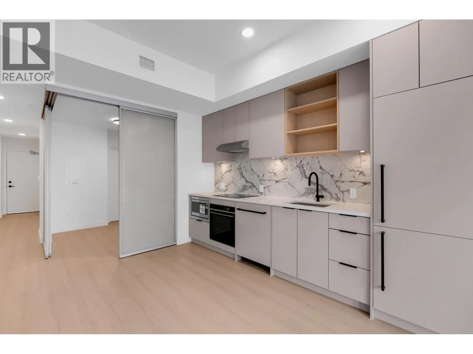2xx 422 E 3RD STREET