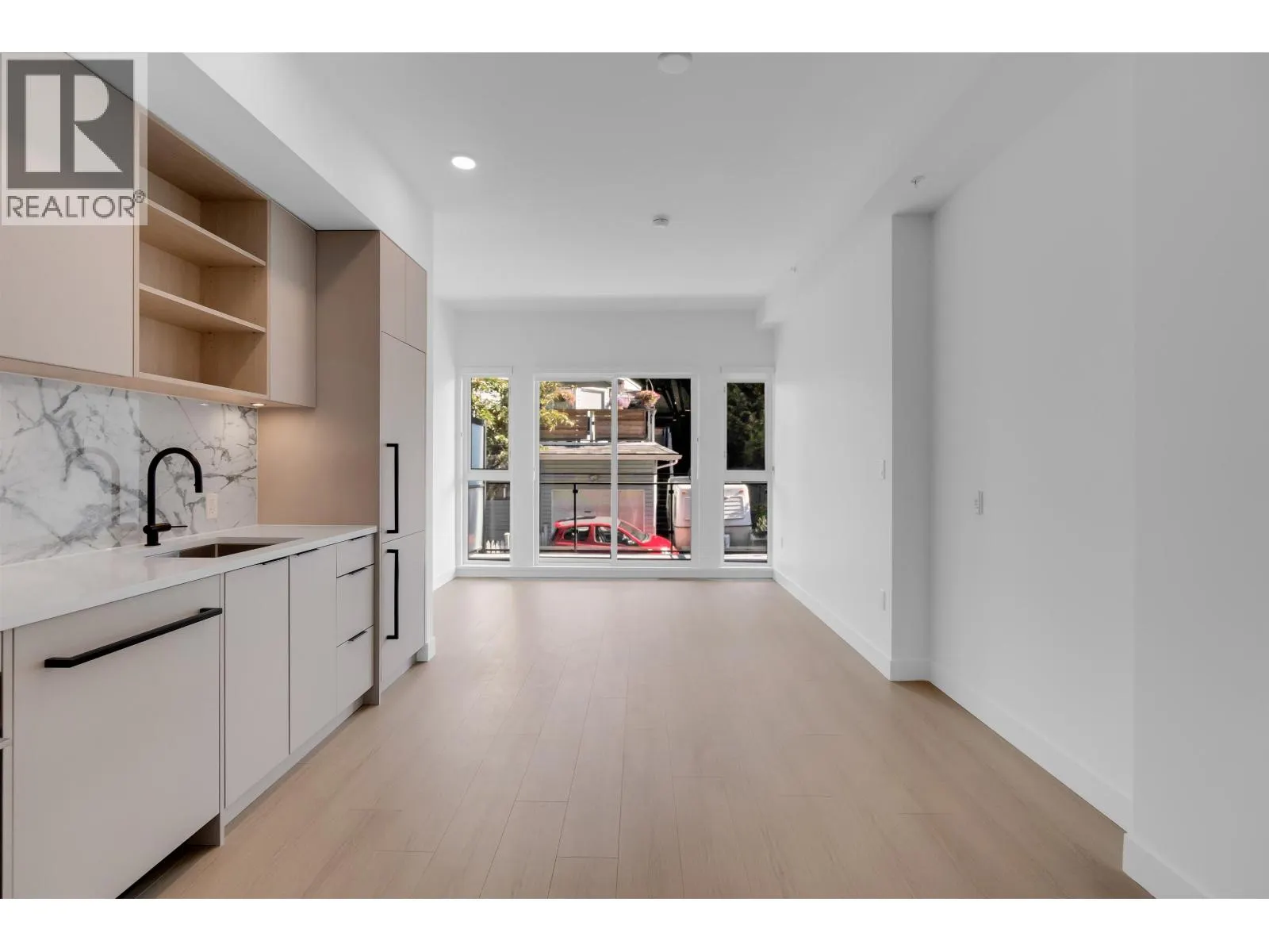 2xx 422 E 3RD STREET