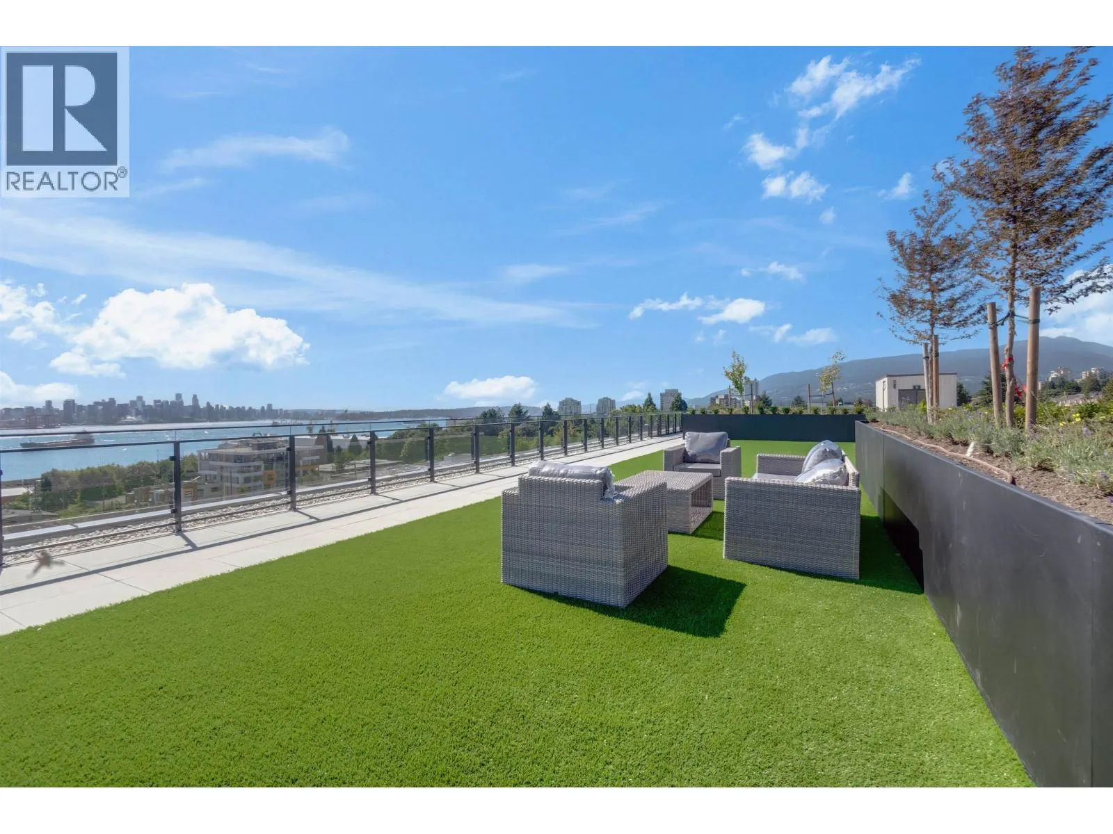 2xx 422 E 3RD STREET