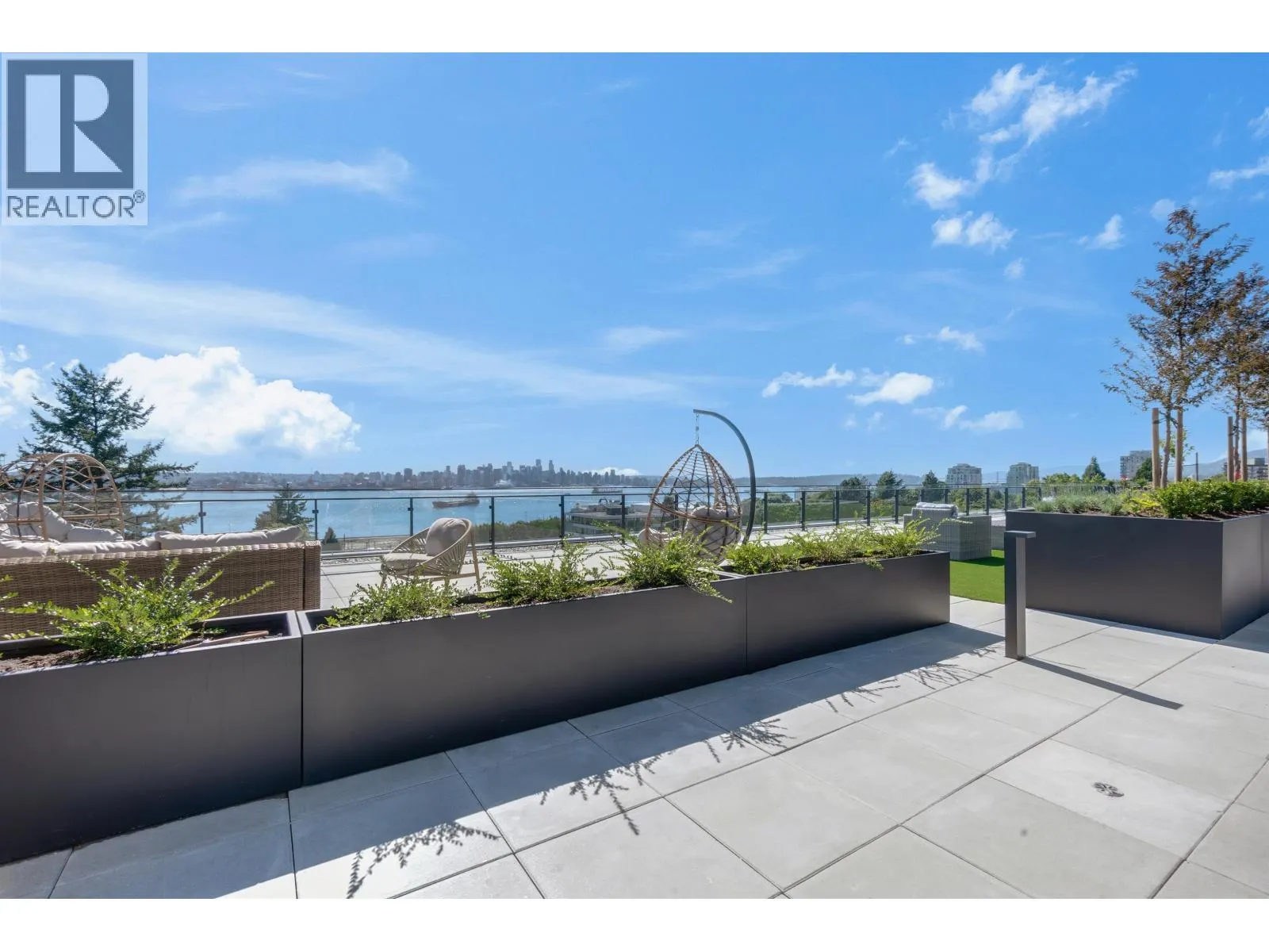 2xx 422 E 3RD STREET