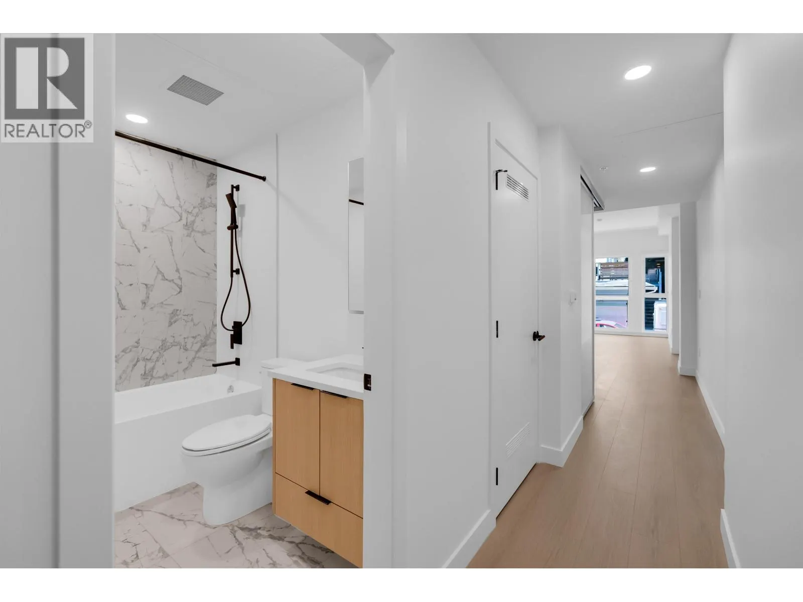 2xx 422 E 3RD STREET