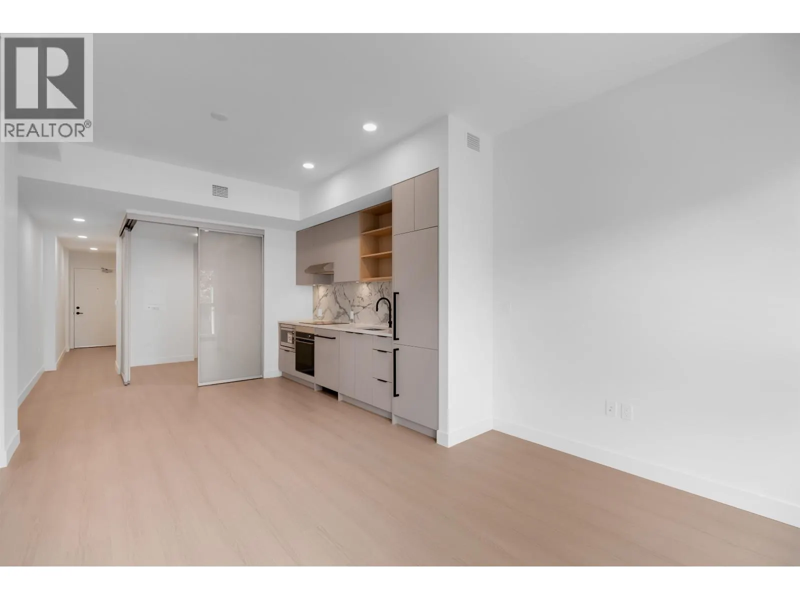 2xx 422 E 3RD STREET