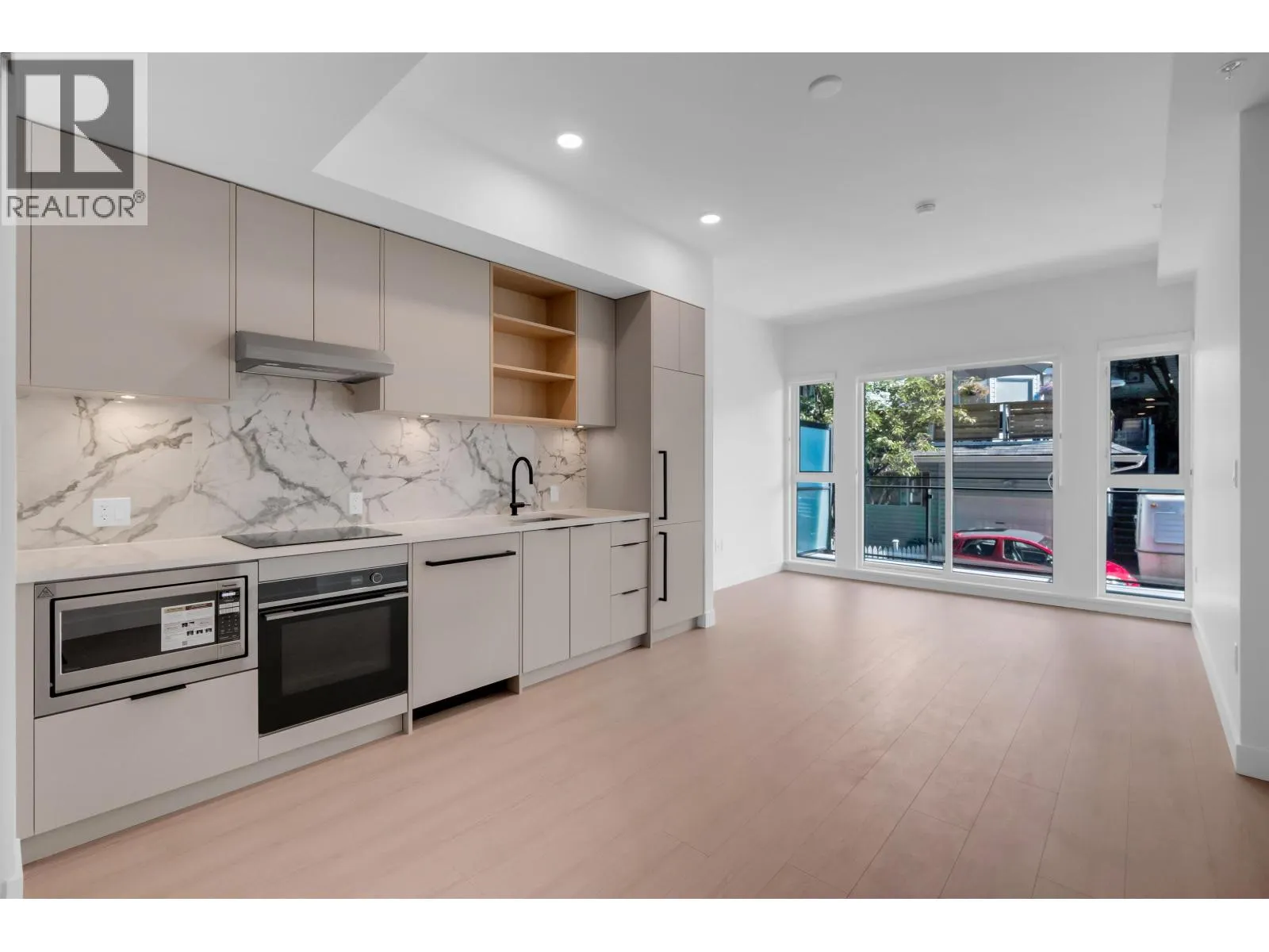 2xx 422 E 3RD STREET
