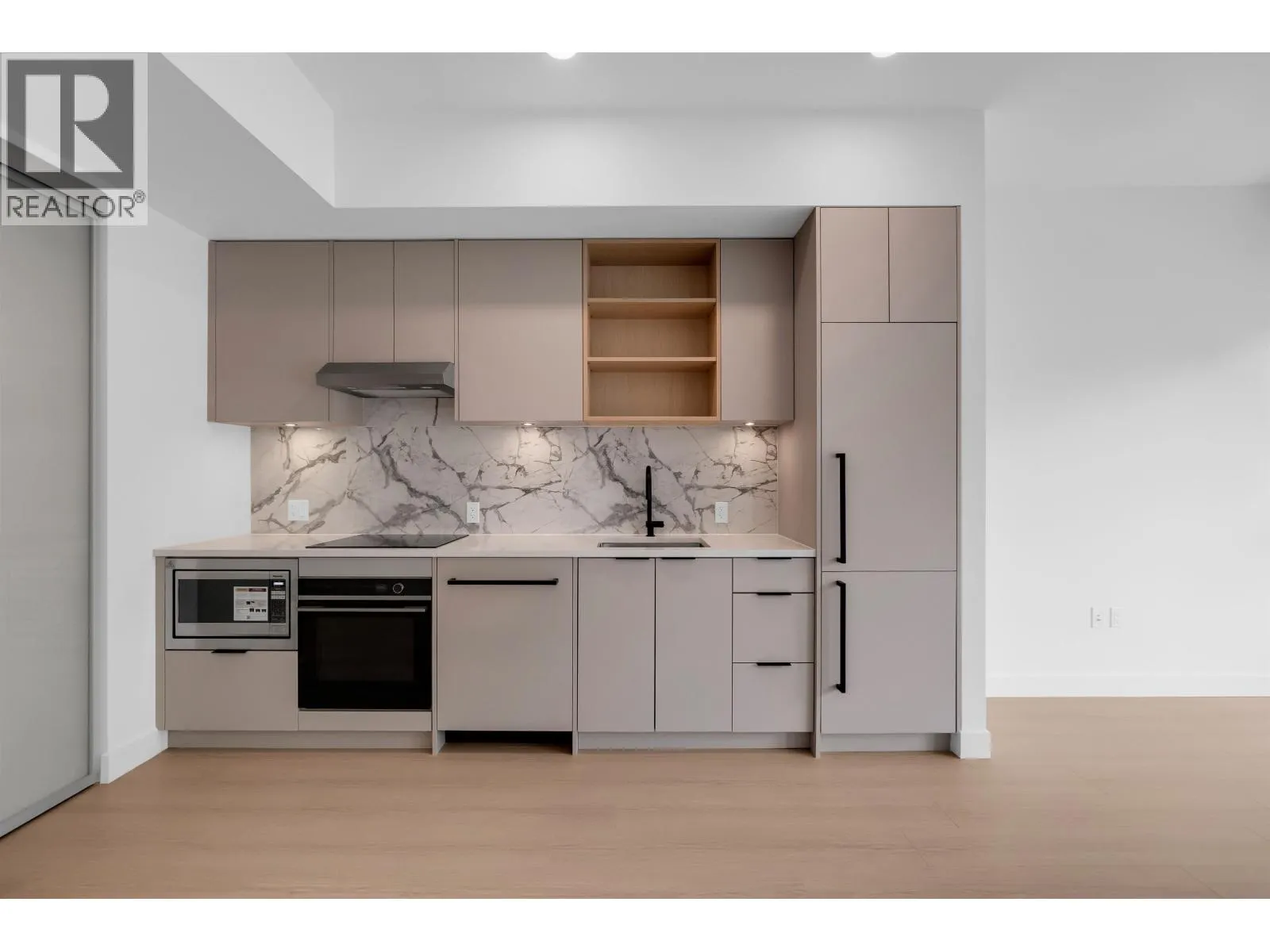 2xx 422 E 3RD STREET