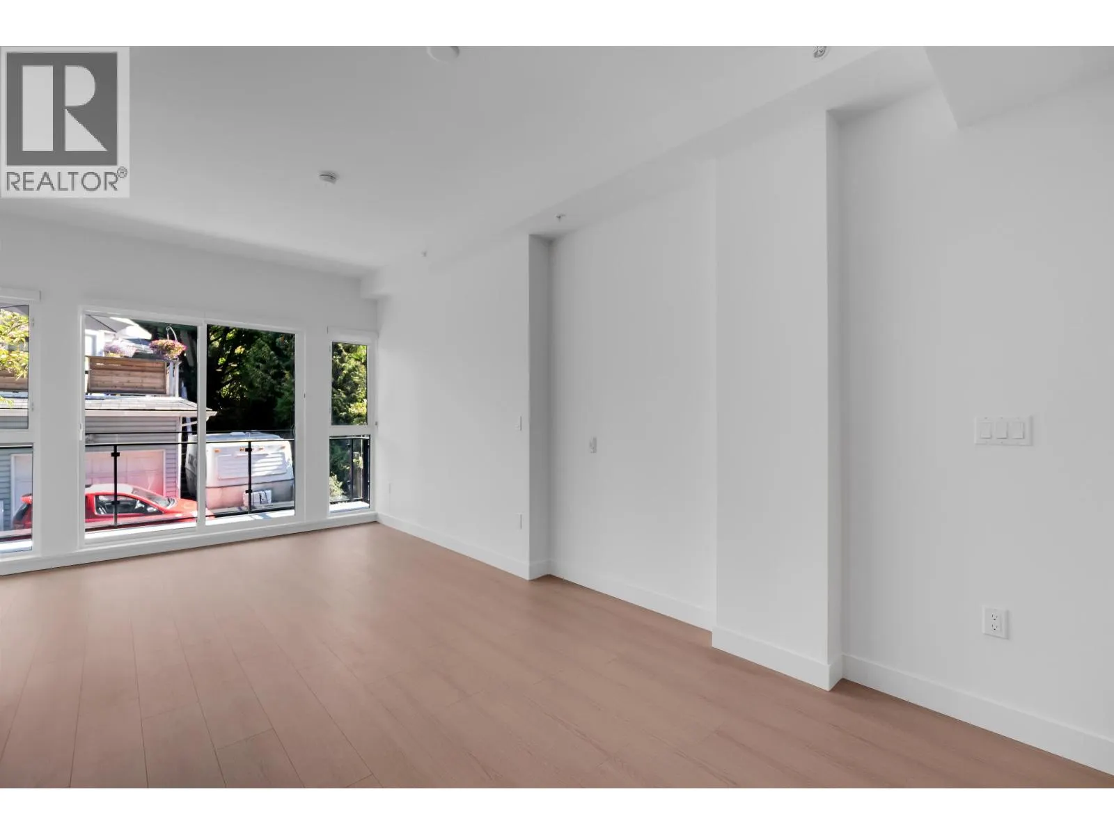 2xx 422 E 3RD STREET