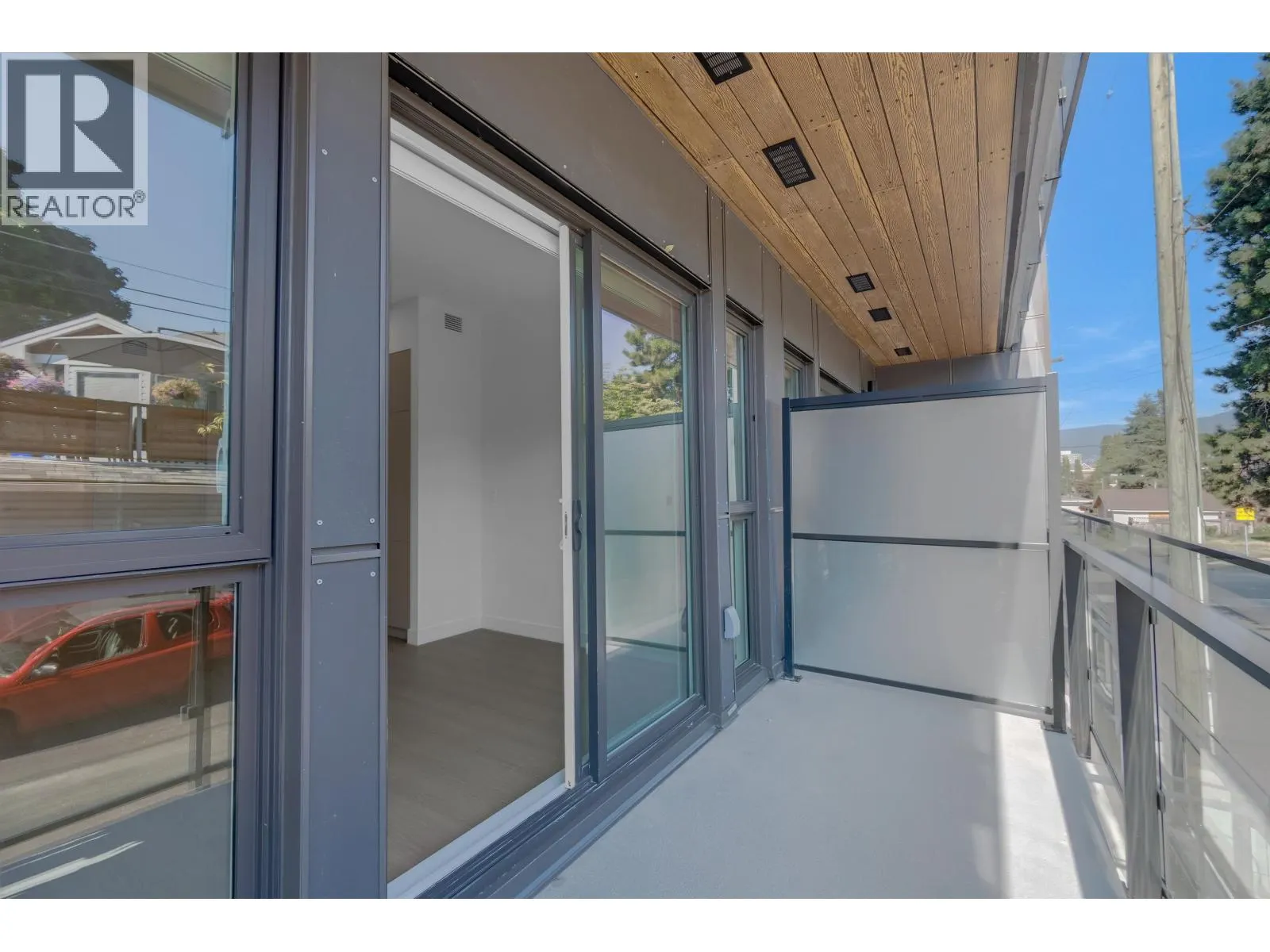 2xx 422 E 3RD STREET