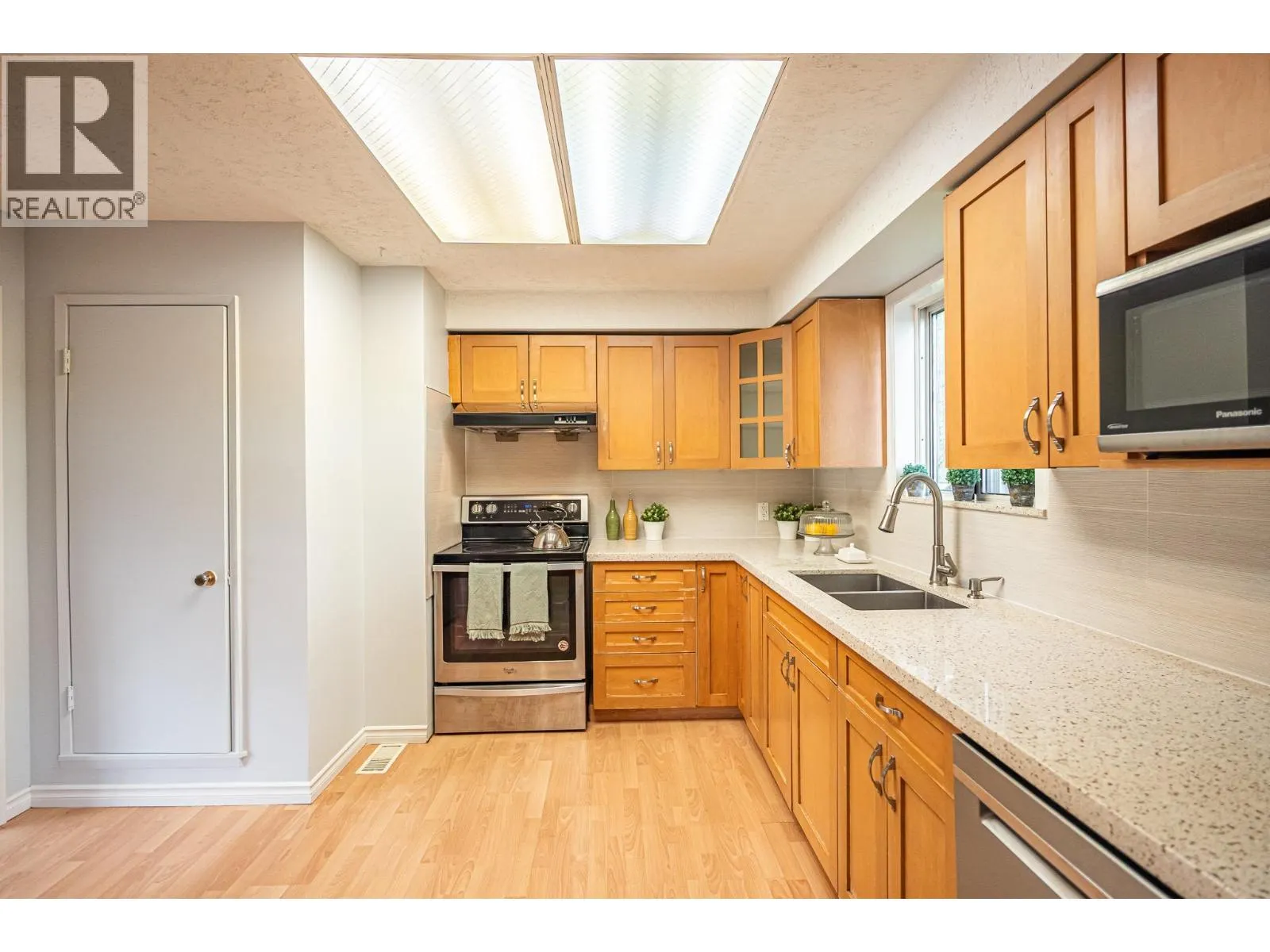 916 GLENACRE COURT