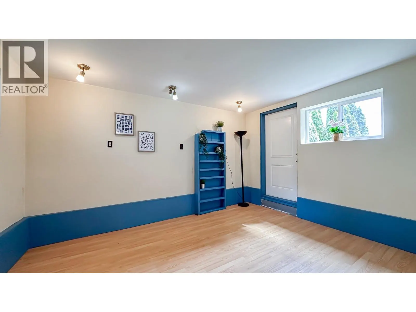 916 GLENACRE COURT