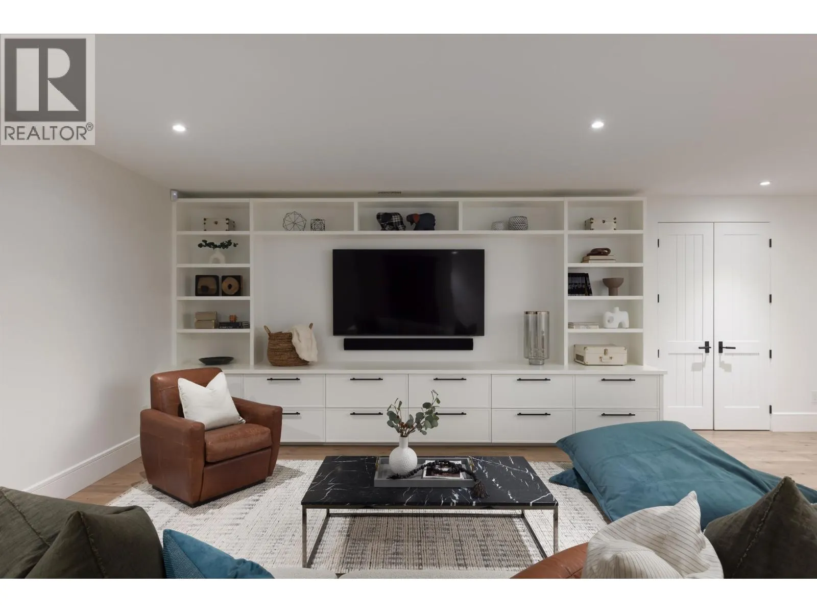 2902 CRESCENTVIEW DRIVE