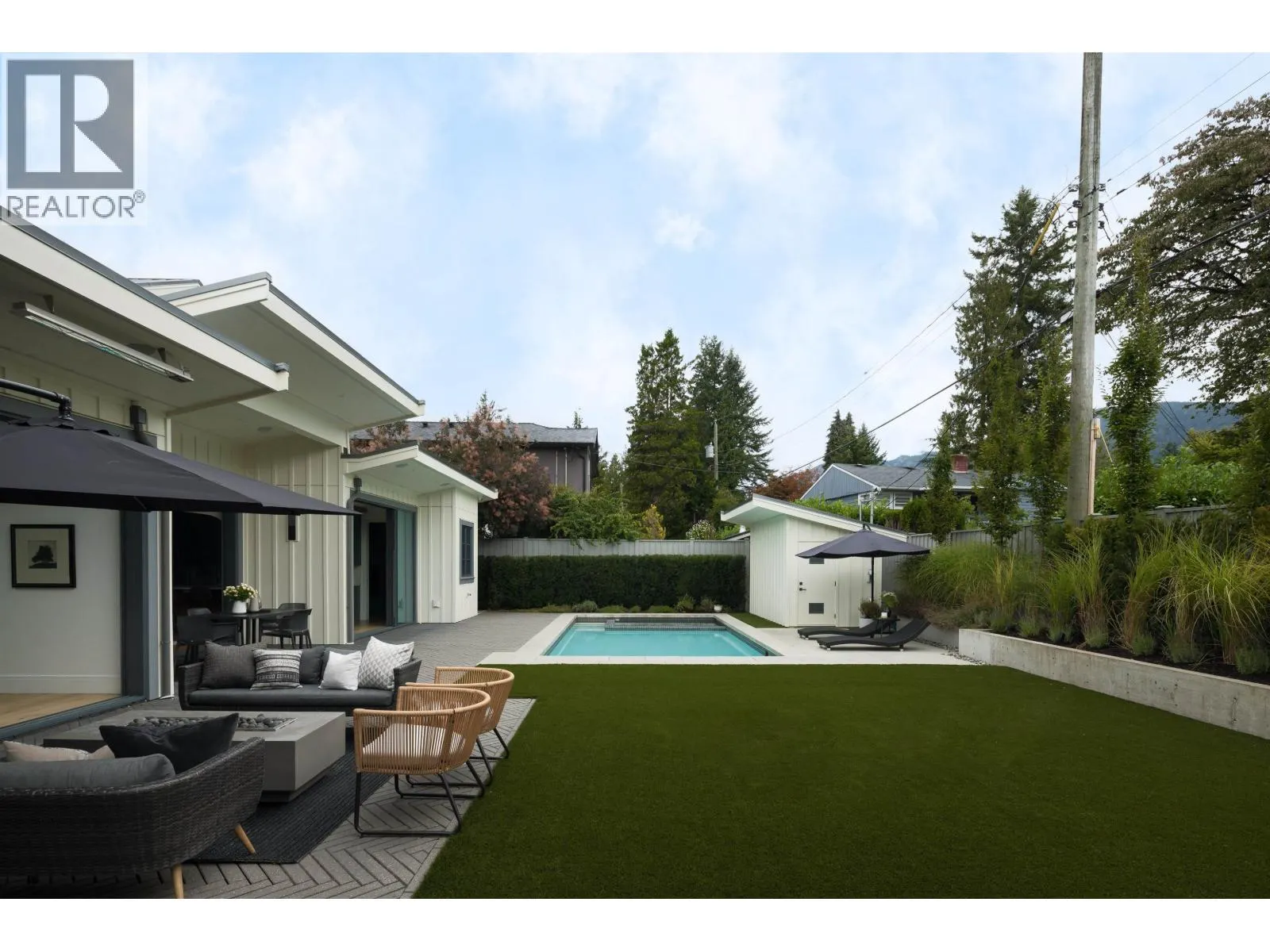 2902 CRESCENTVIEW DRIVE
