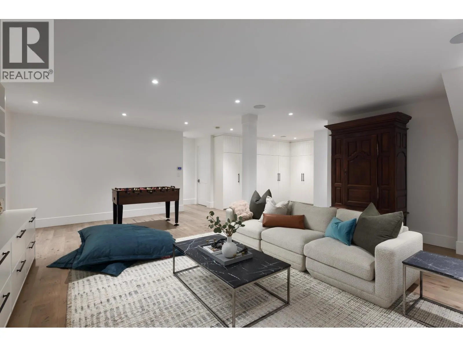 2902 CRESCENTVIEW DRIVE