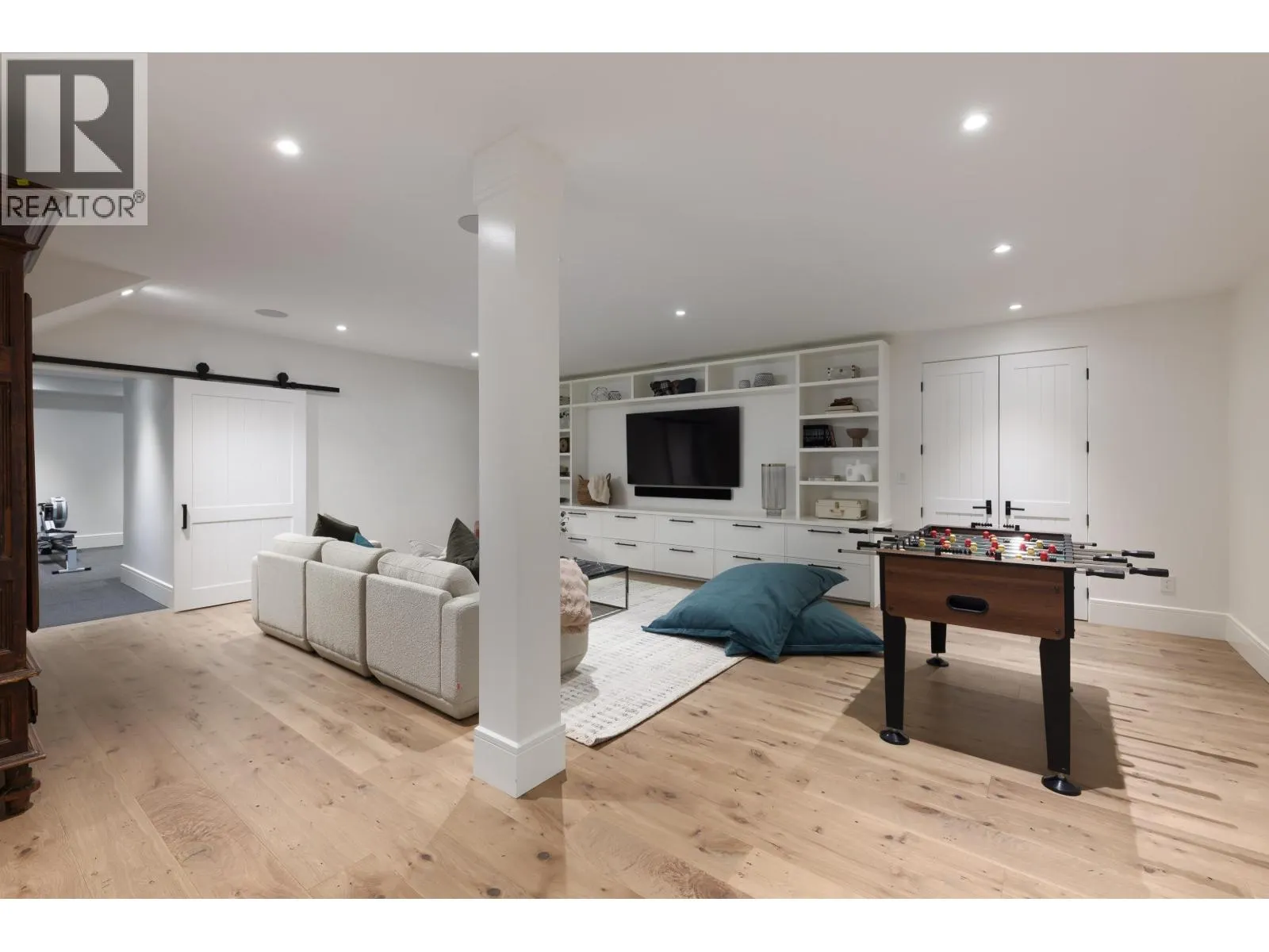 2902 CRESCENTVIEW DRIVE